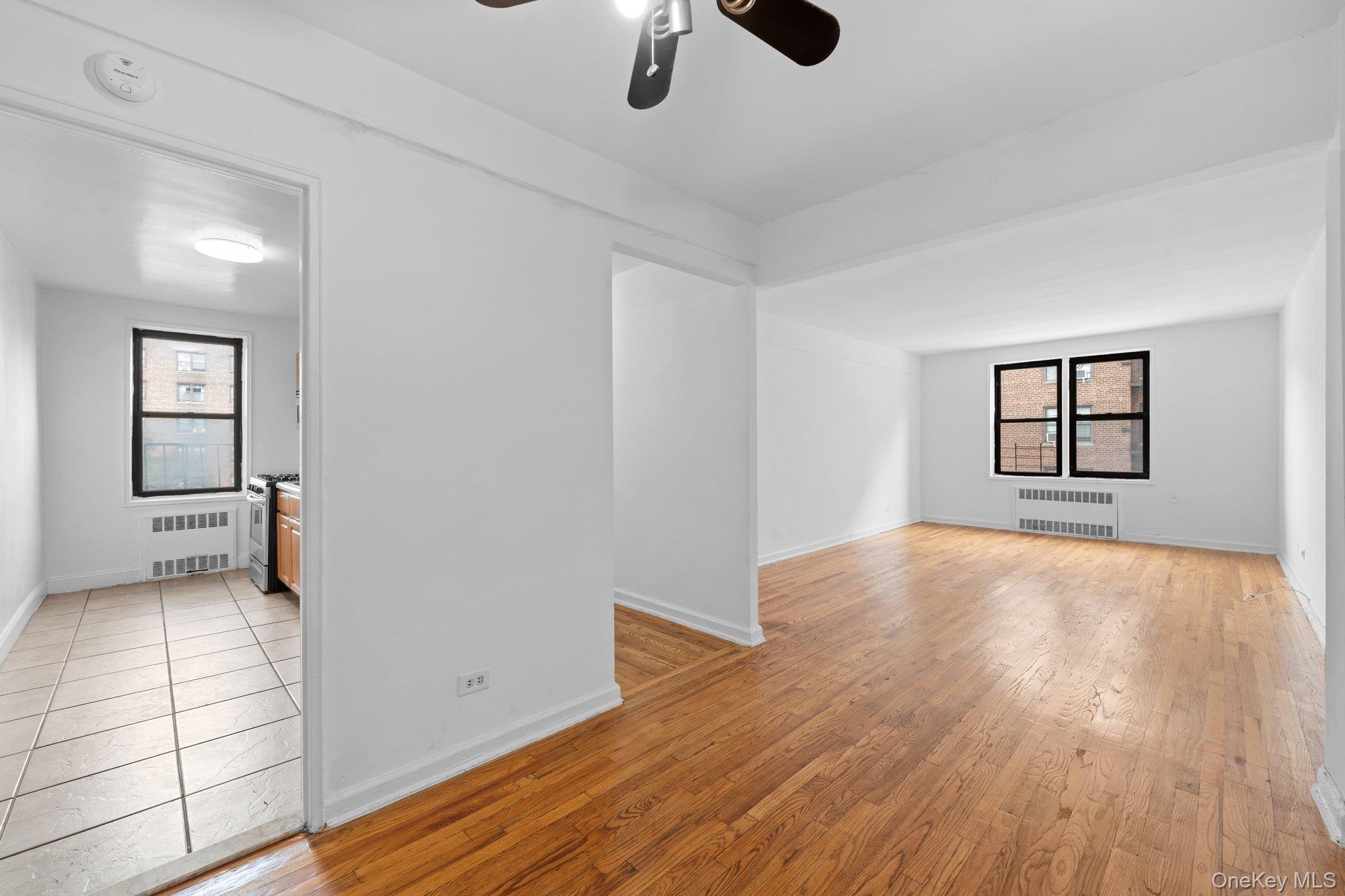 #7 photo, 37-27 86th Street, クイーンズ区 Jackson Heights , NY 11372