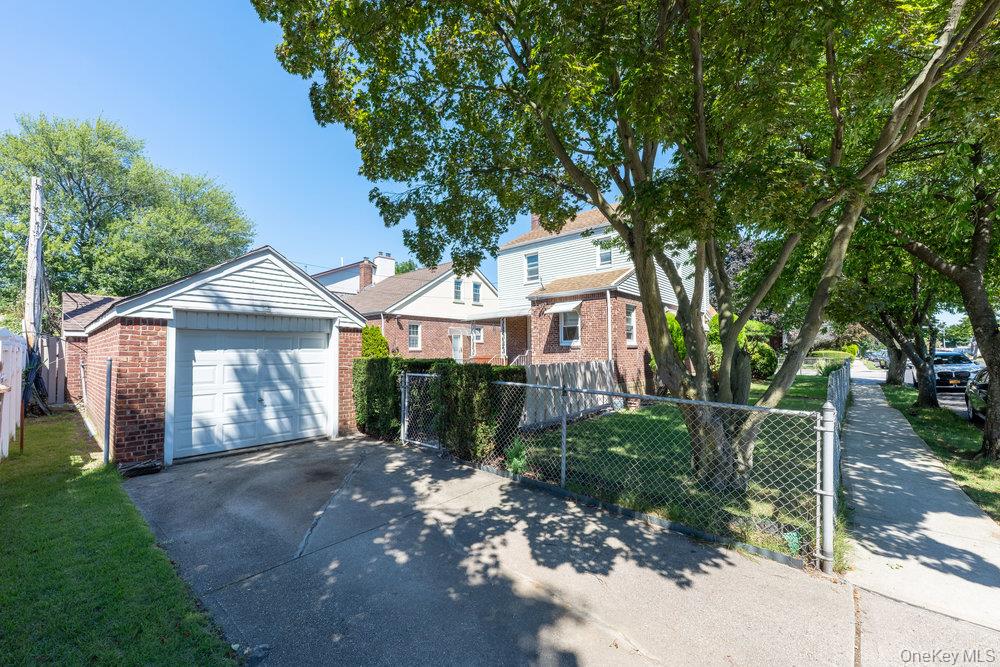 #17 photo, 84-68 251st Street, Куинс ‖ Bellerose , NY 11426