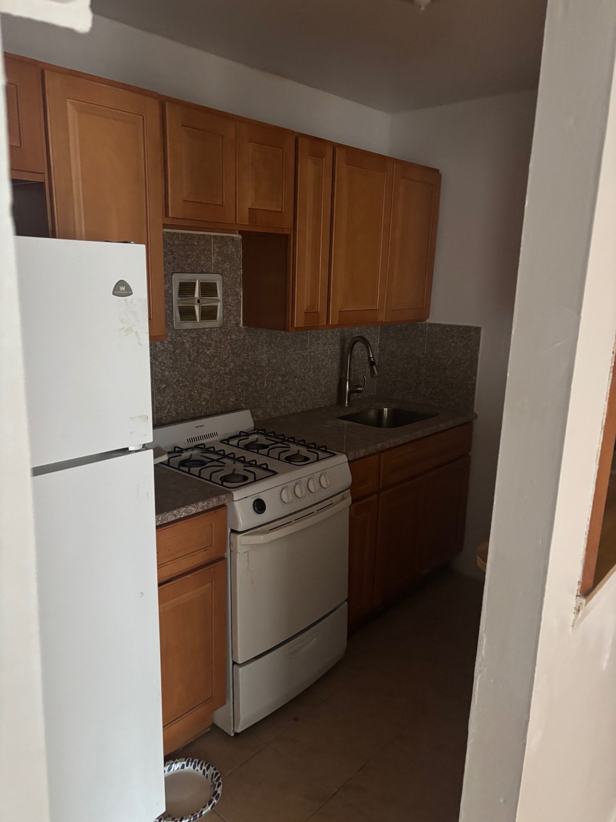 #9 photo, 4108 111 st, クイーンズ区 Corona , NY 11368