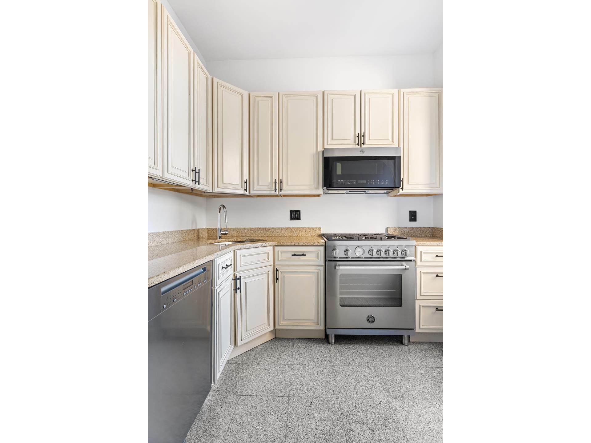 #7 photo, 340 W 86TH Street, マンハッタン Upper West Side , NY 10024