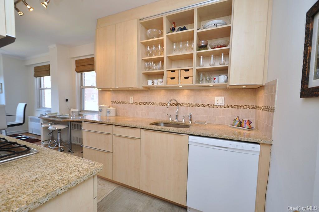 #1 photo, 240 Garth Road, 紐約州 Scarsdale , NY 10583