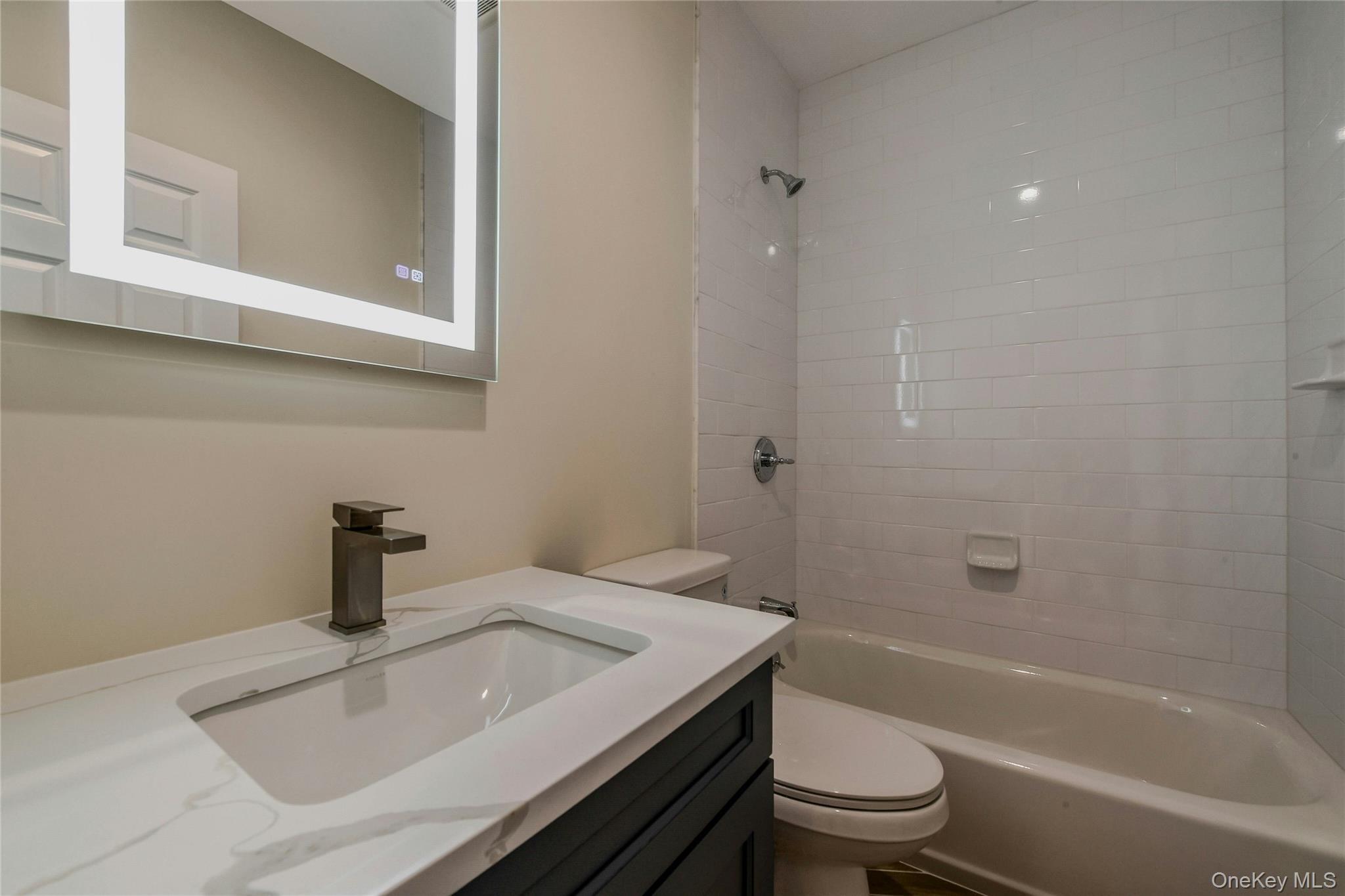 #12 photo, 400 New York Avenue, サフォーク郡 Huntington , NY 11743