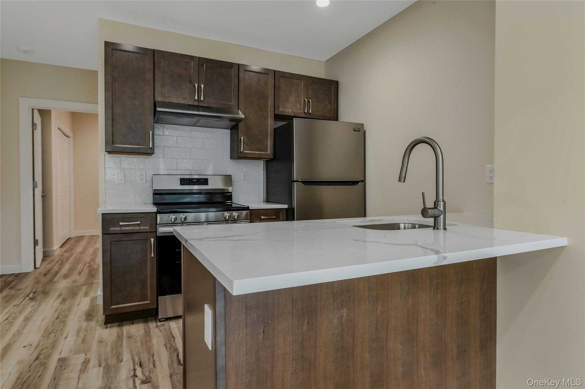 #14 photo, 400 New York Avenue, サフォーク郡 Huntington , NY 11743