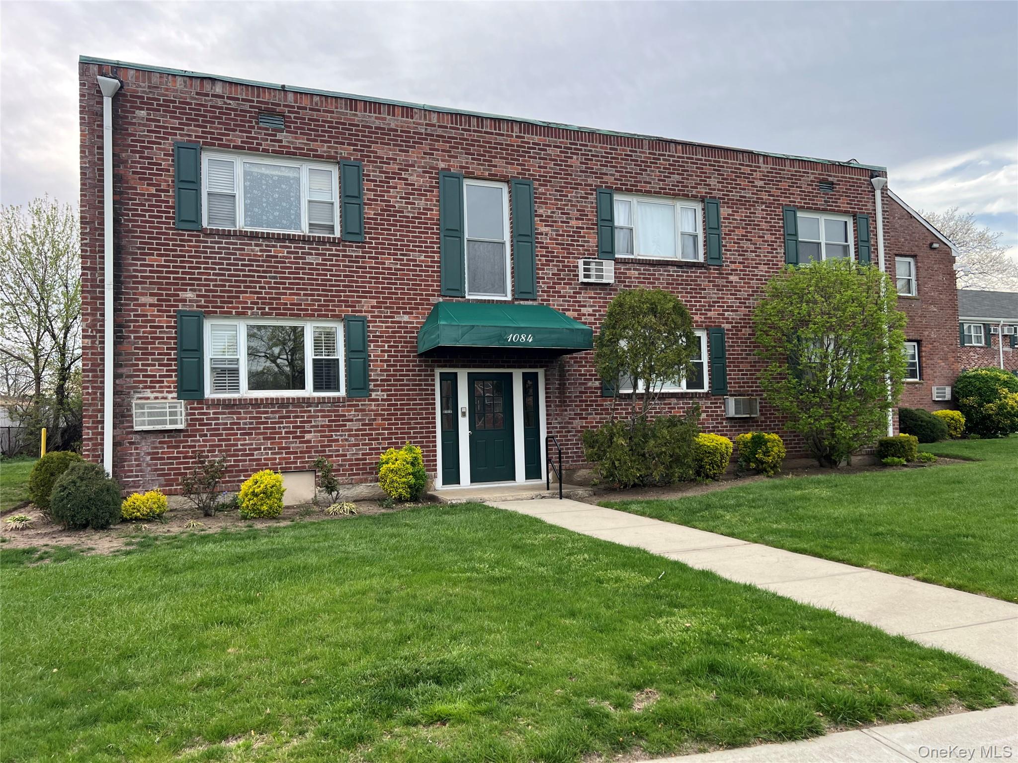 #1 photo, 1084 Fenwood Drive, ナッソー郡 Valley Stream , NY 11580