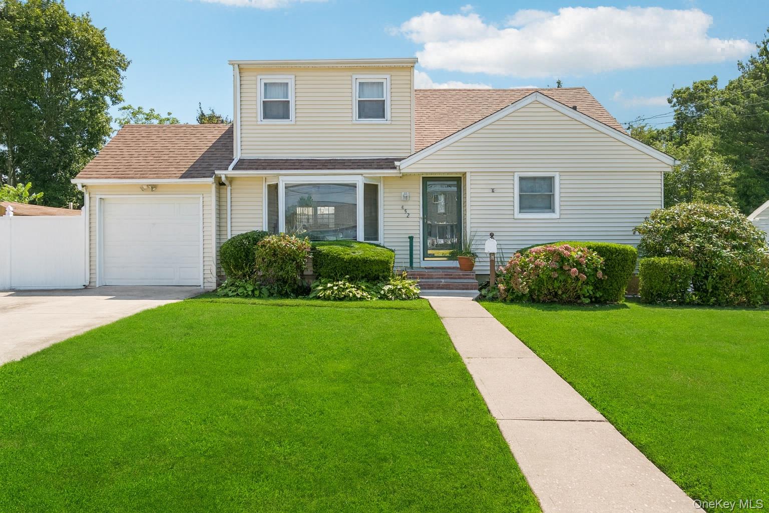 #1 photo, 452 15th Street, 東長島 West Babylon , NY 11704