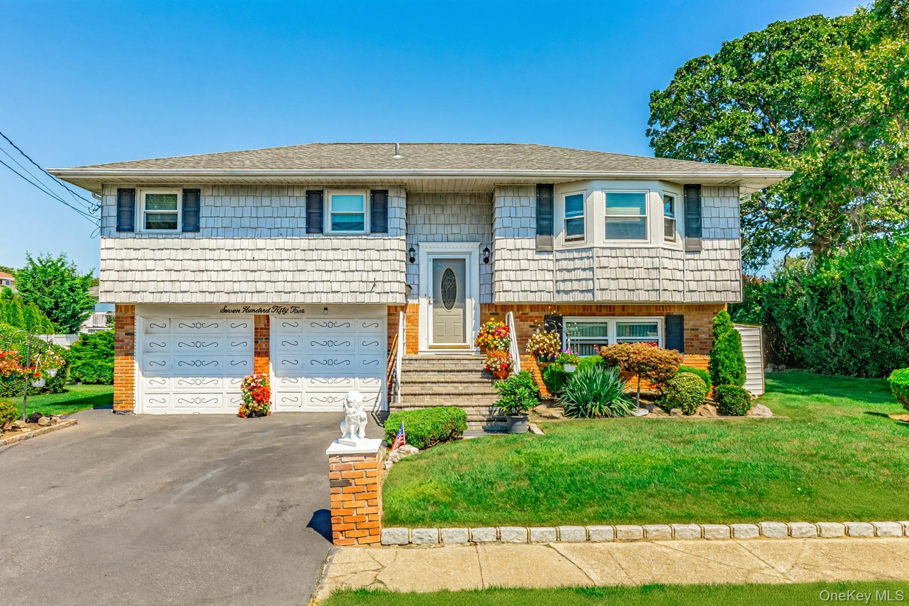 #1 photo, 754 Halsey Place, サフォーク郡 Lindenhurst , NY 11757