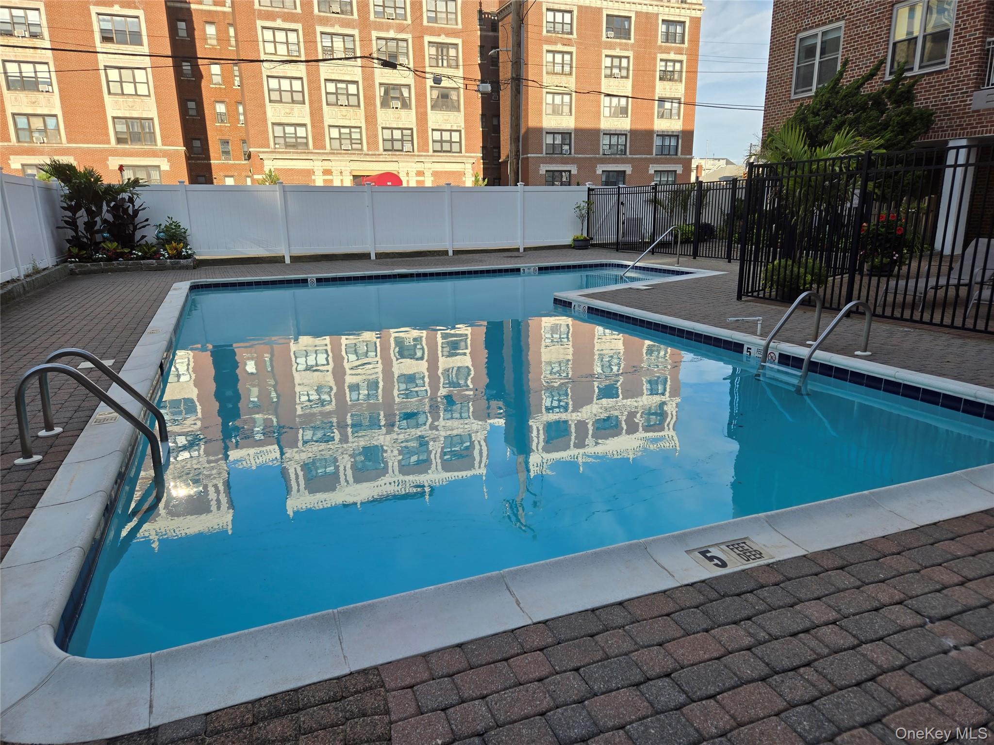 #14 photo, 410 East Broadway, ナッソー郡 Long Beach , NY 11561