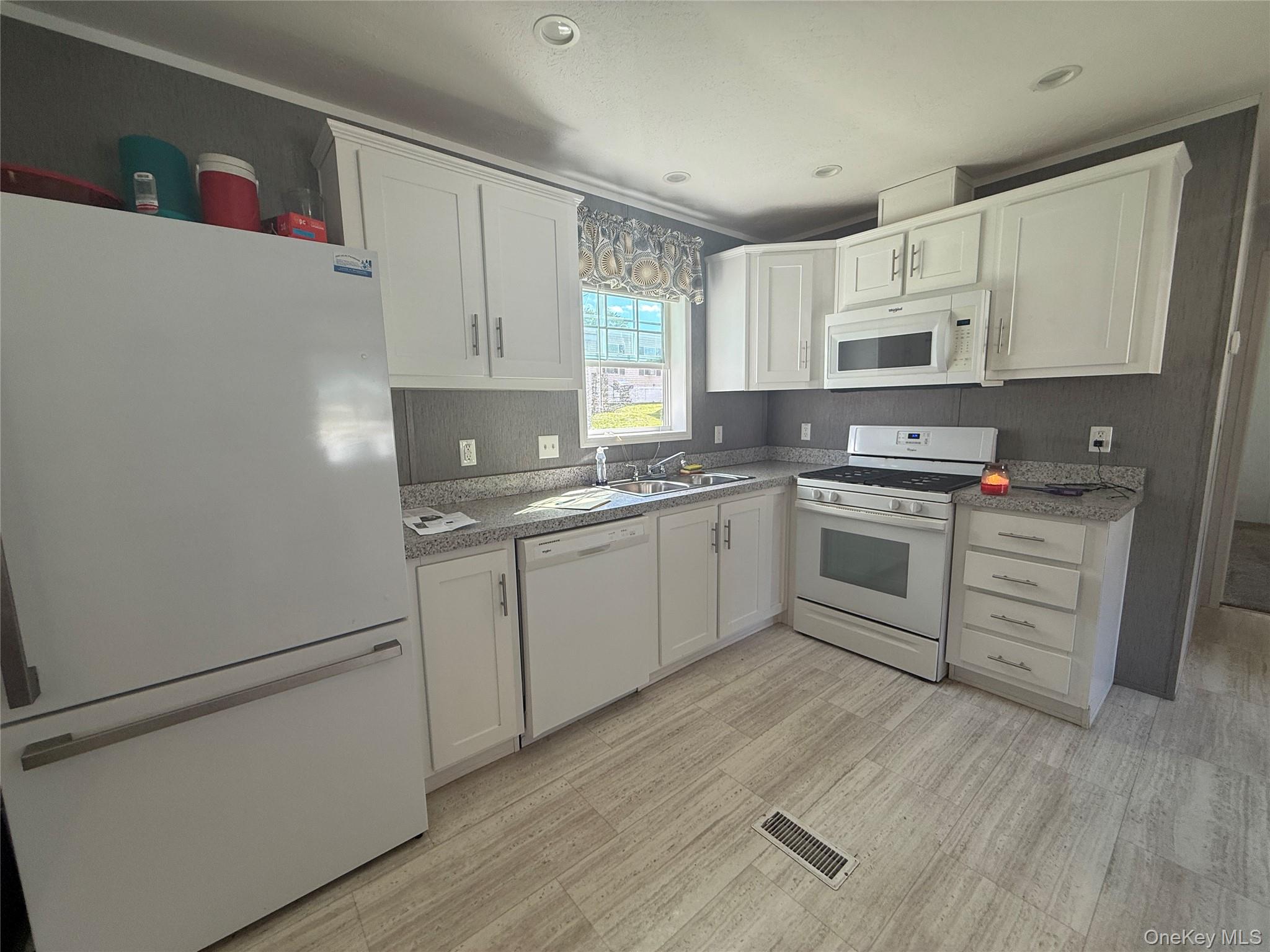 #3 photo, 412 Sandgate Drive, New Windsor , NY 12553