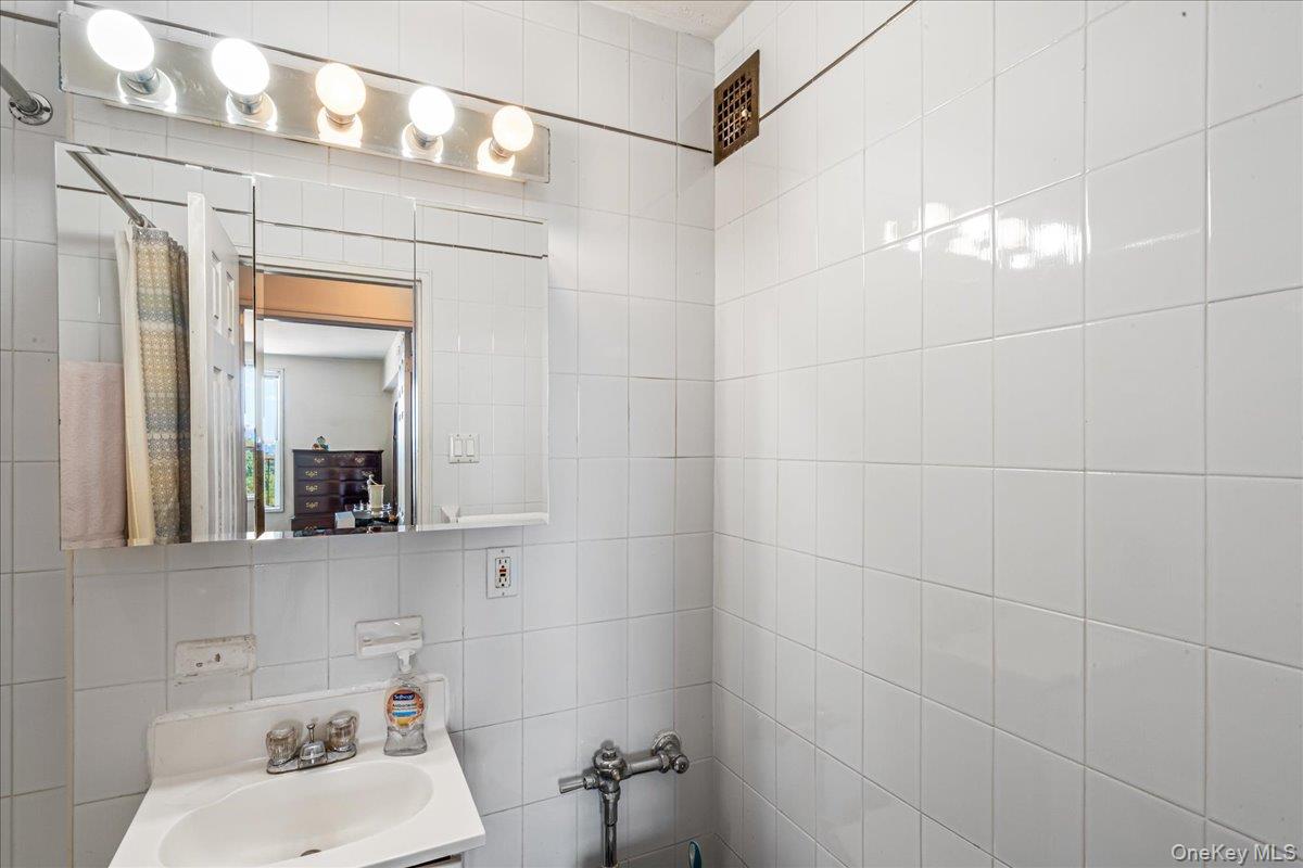 #14 photo, 151-05 Cross Island Parkway, クイーンズ区 Whitestone , NY 11357