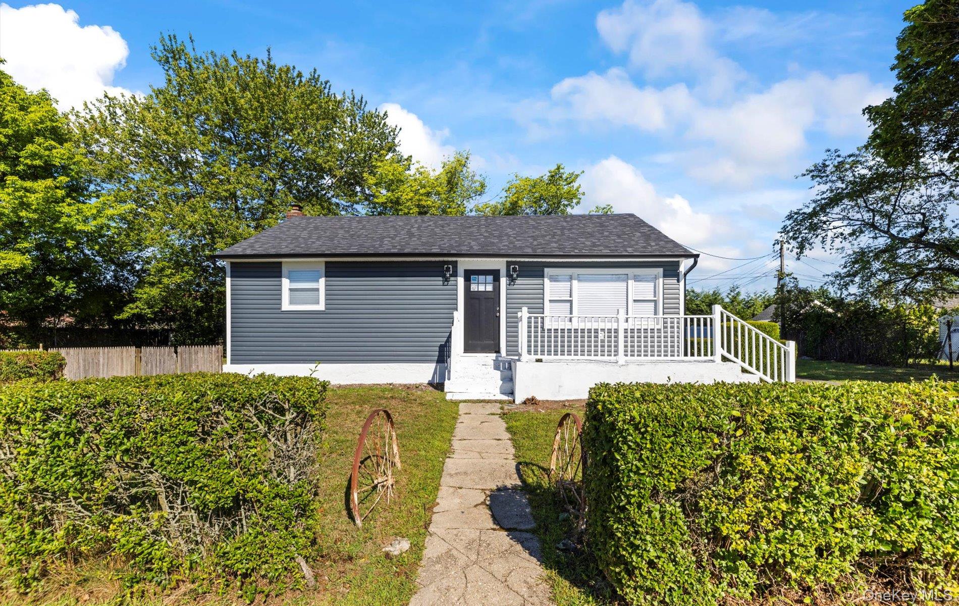 #1 photo, 1 Atna Drive, サフォーク郡 Amityville , NY 11701