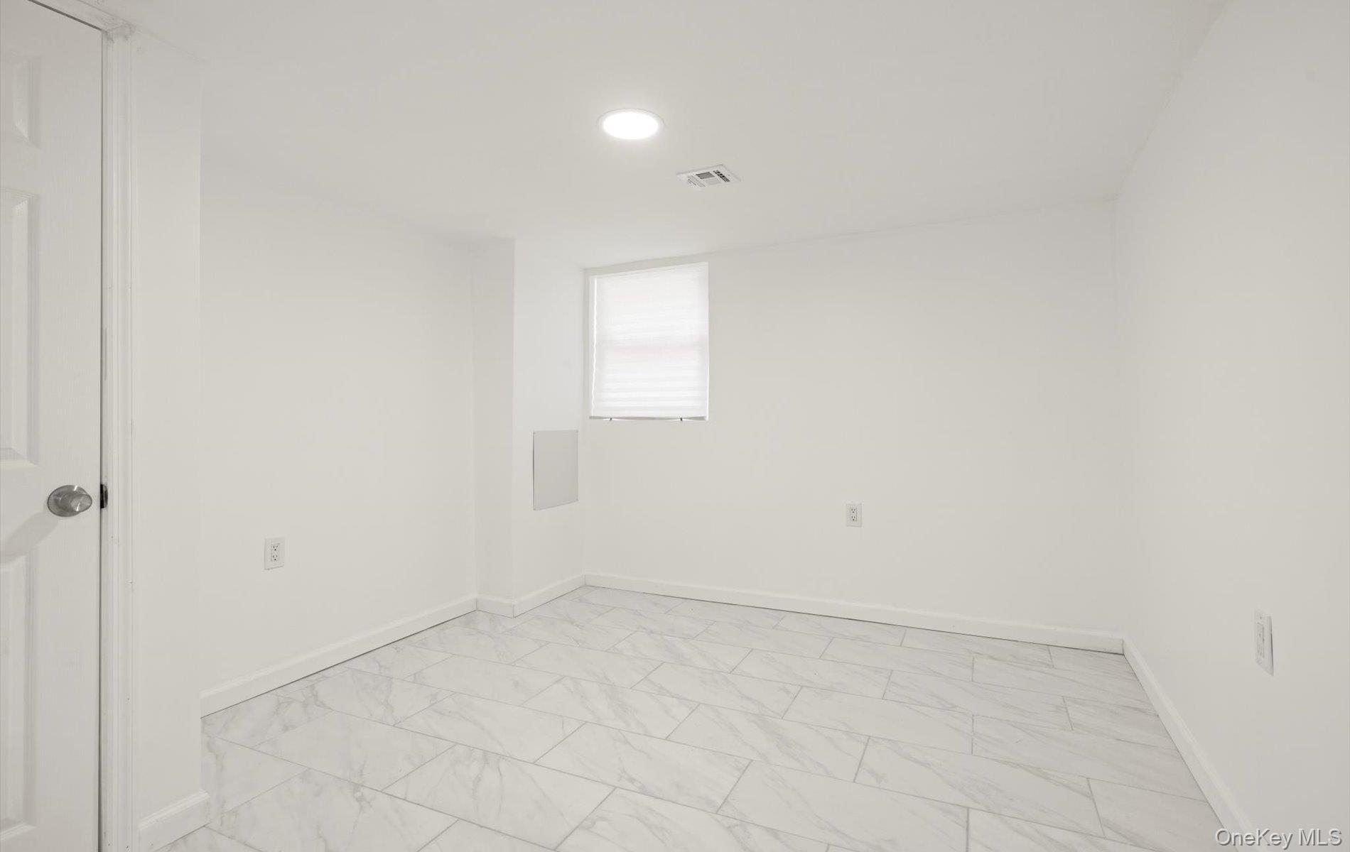 #15 photo, 1 Atna Drive, サフォーク郡 Amityville , NY 11701