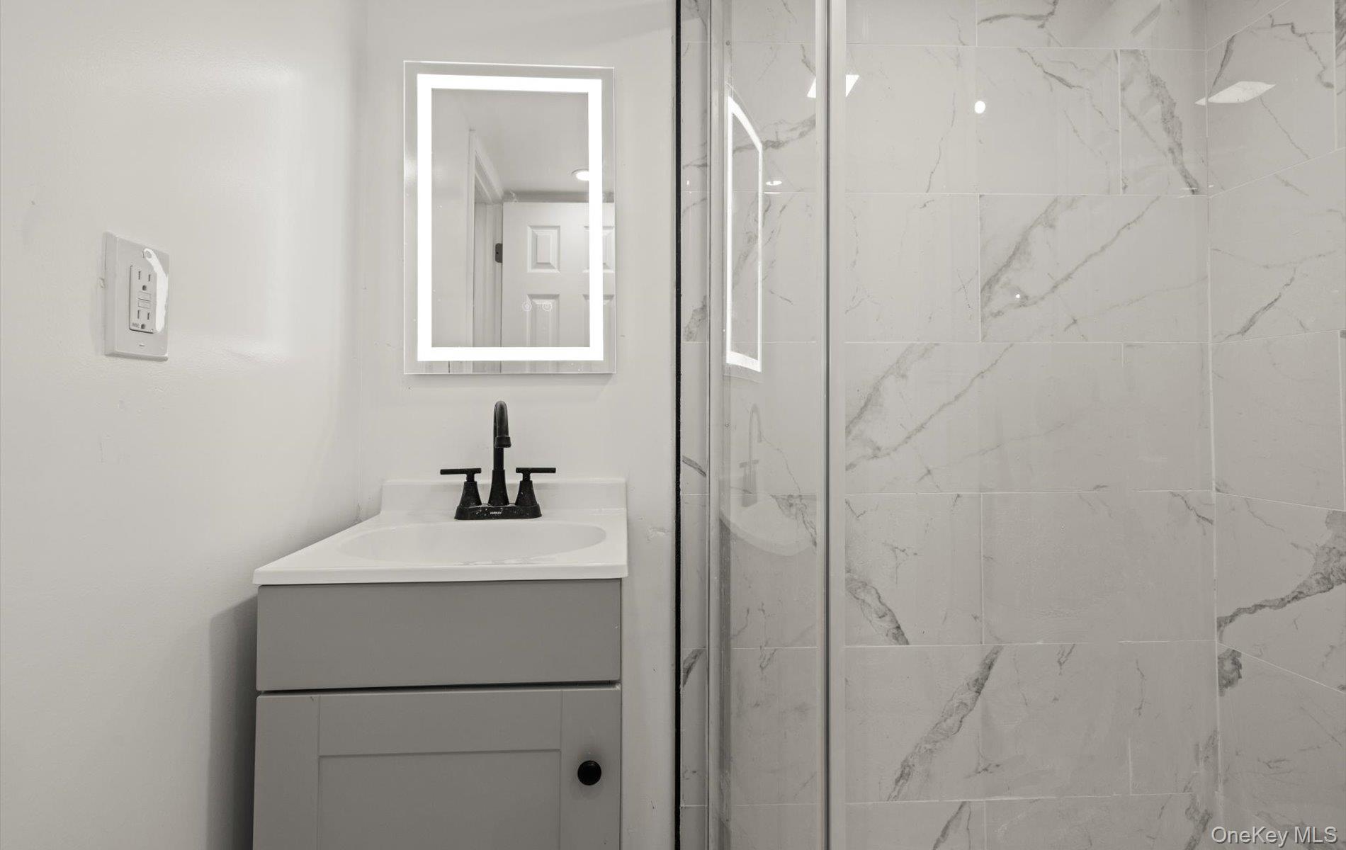 #18 photo, 1 Atna Drive, サフォーク郡 Amityville , NY 11701