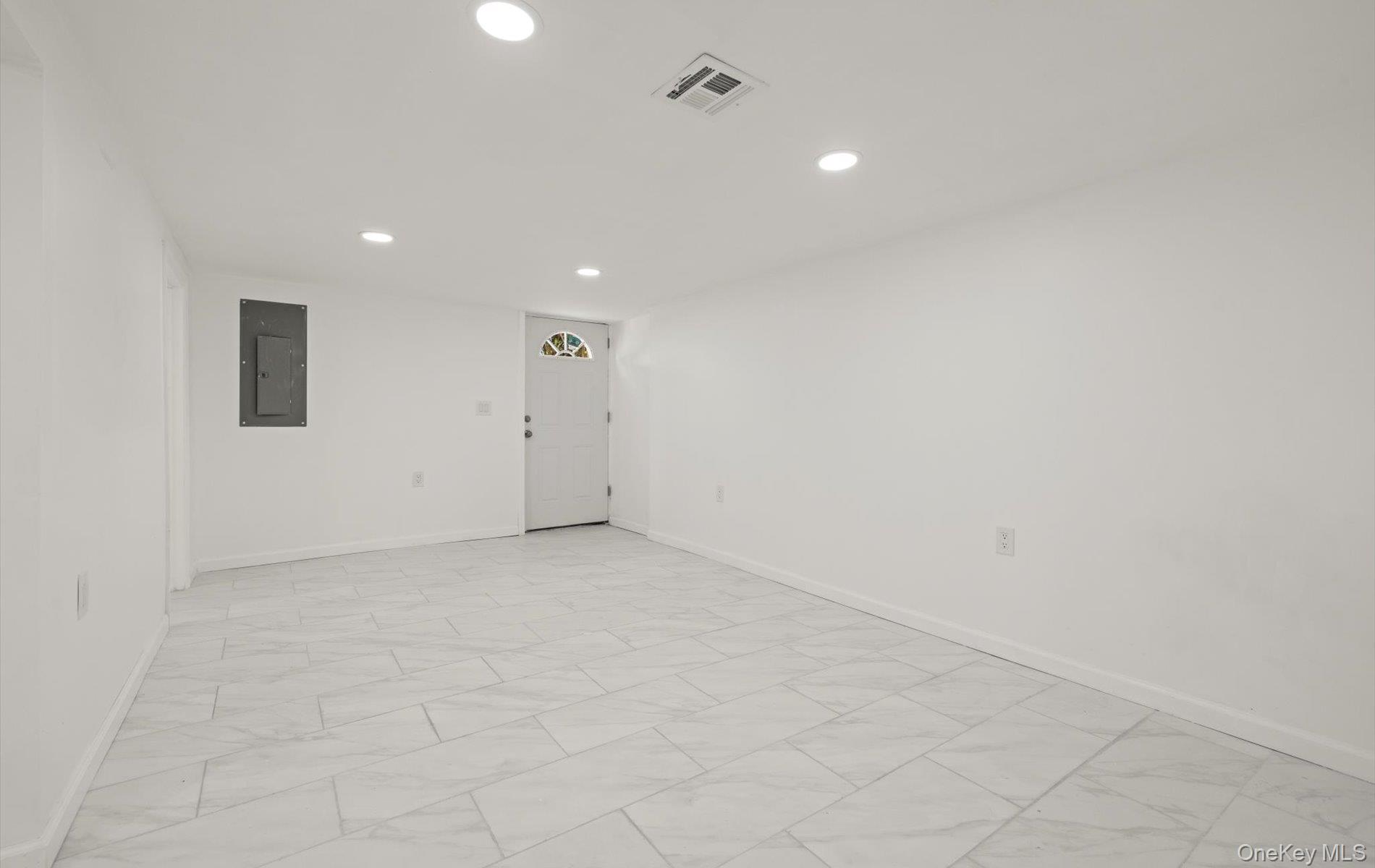 #19 photo, 1 Atna Drive, サフォーク郡 Amityville , NY 11701