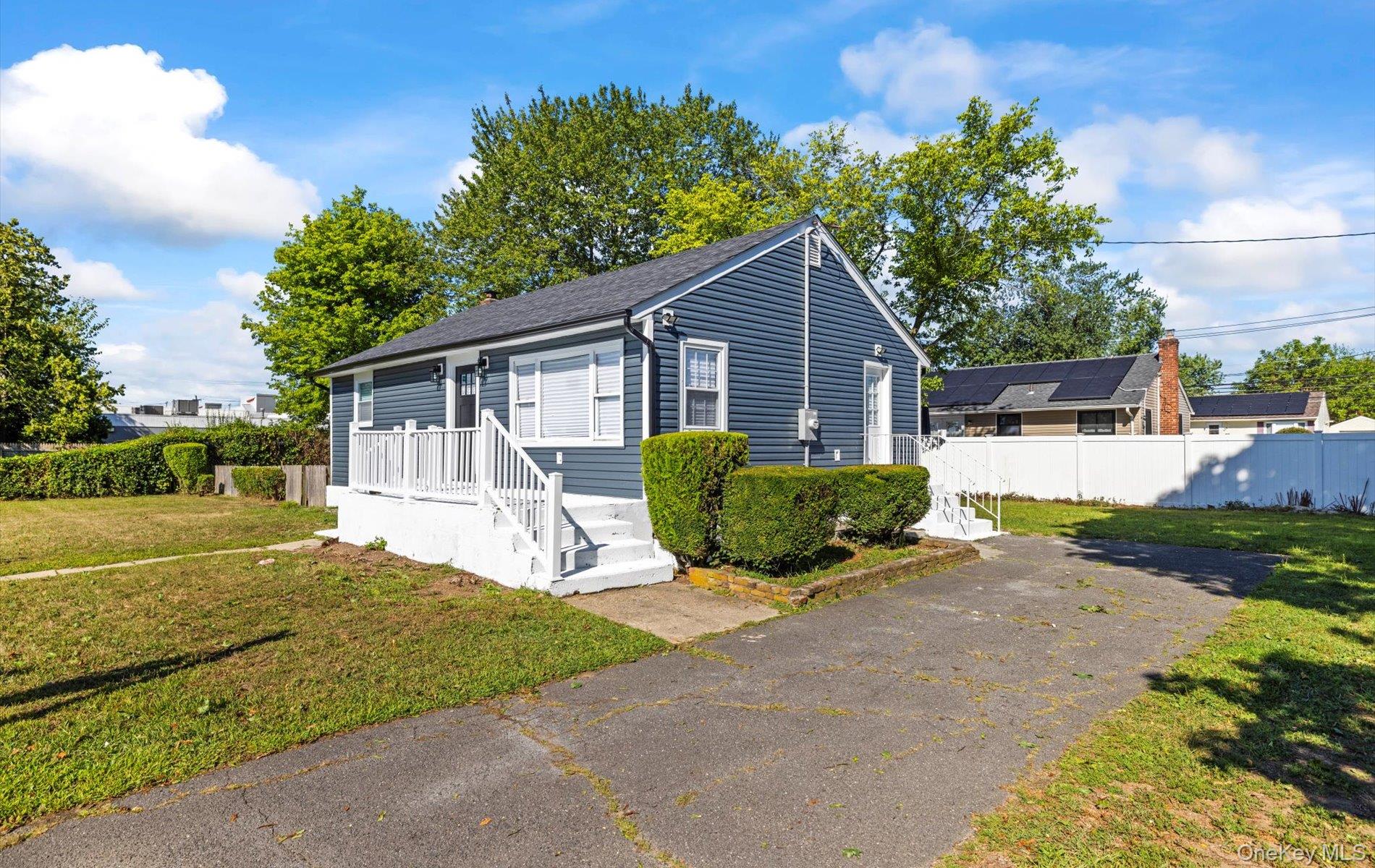 #2 photo, 1 Atna Drive, サフォーク郡 Amityville , NY 11701