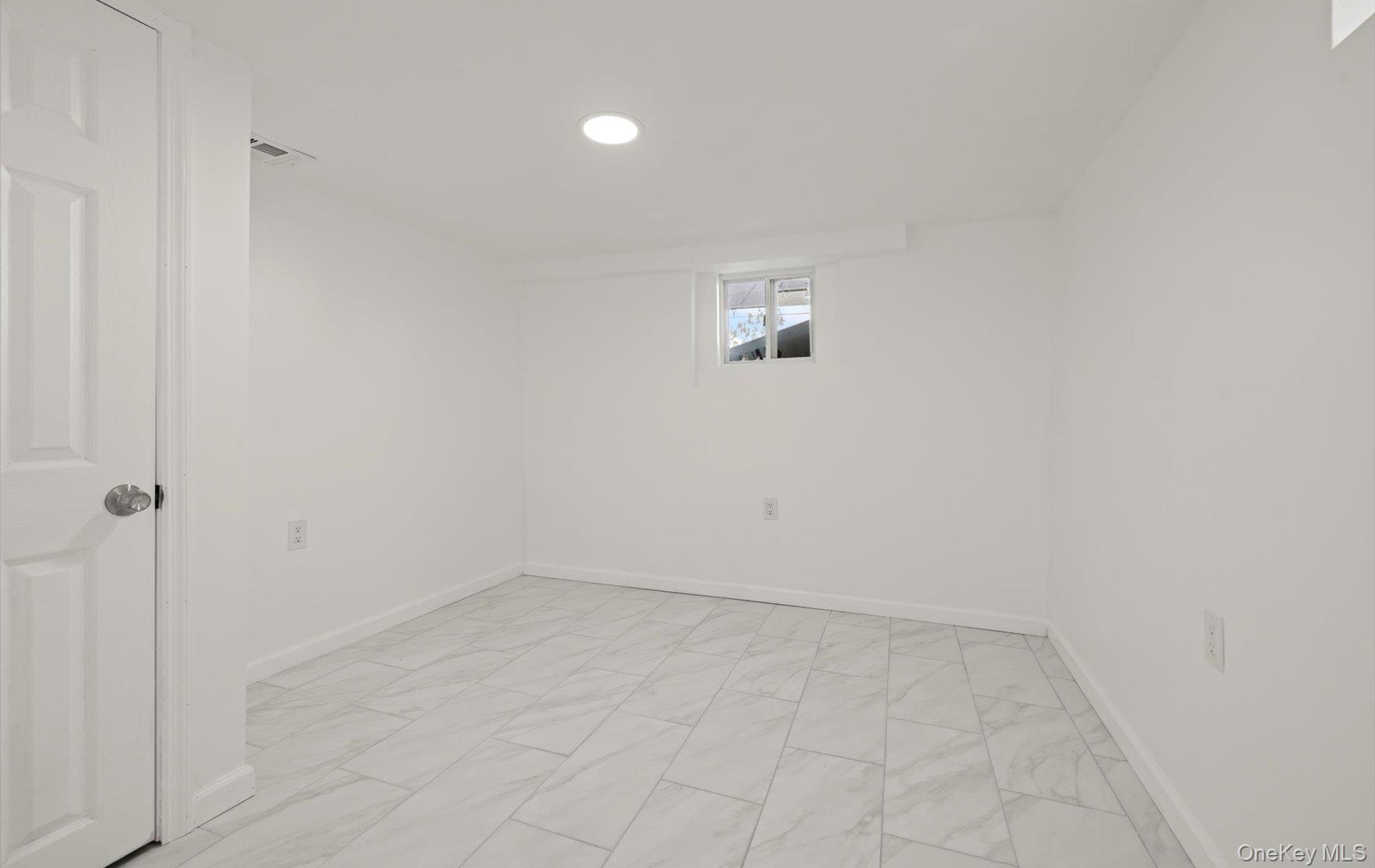 #20 photo, 1 Atna Drive, サフォーク郡 Amityville , NY 11701