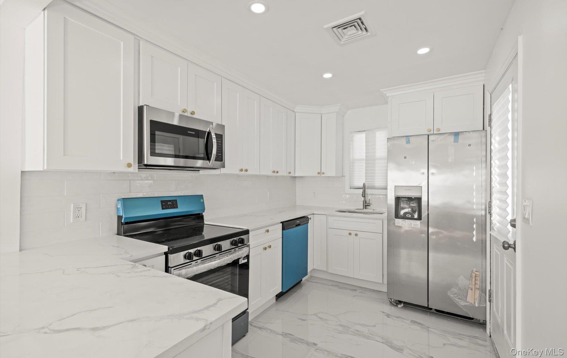 #3 photo, 1 Atna Drive, サフォーク郡 Amityville , NY 11701