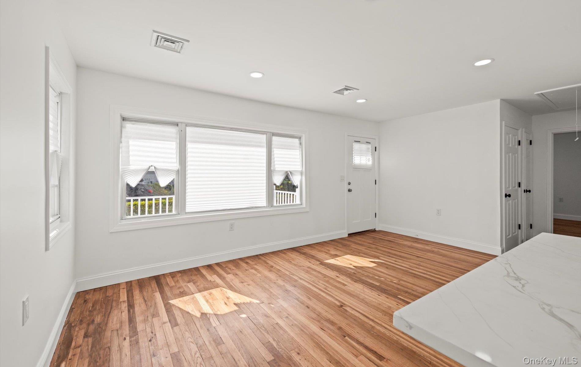 #5 photo, 1 Atna Drive, サフォーク郡 Amityville , NY 11701