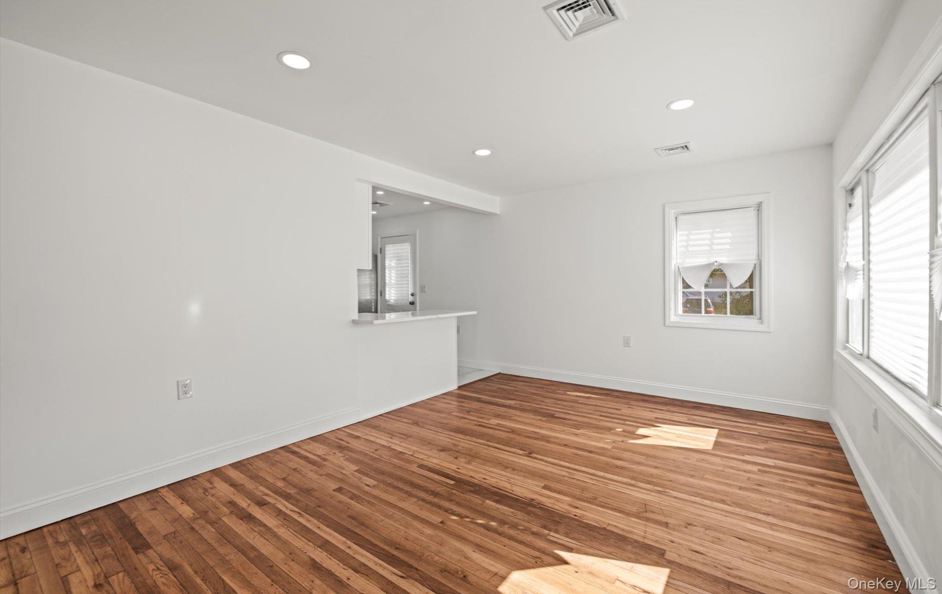 #6 photo, 1 Atna Drive, サフォーク郡 Amityville , NY 11701