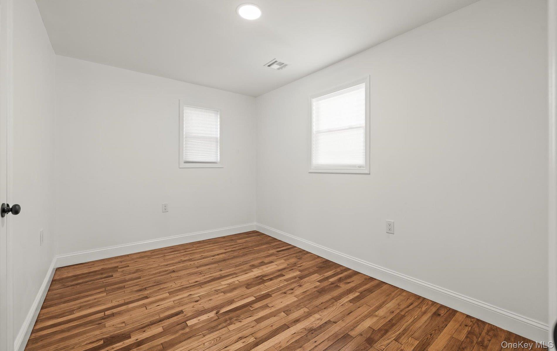 #9 photo, 1 Atna Drive, サフォーク郡 Amityville , NY 11701