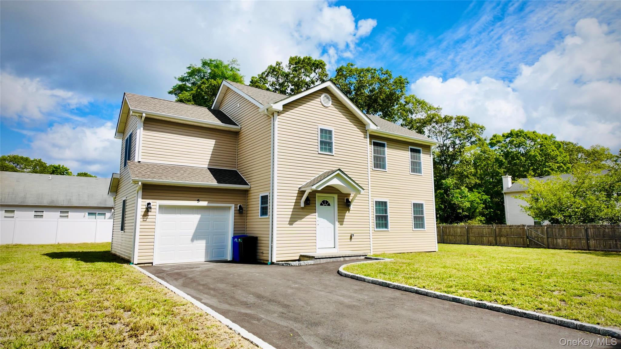 #1 photo, 5 st James Street, सफ़ोक काउंटी Centereach , NY 11720