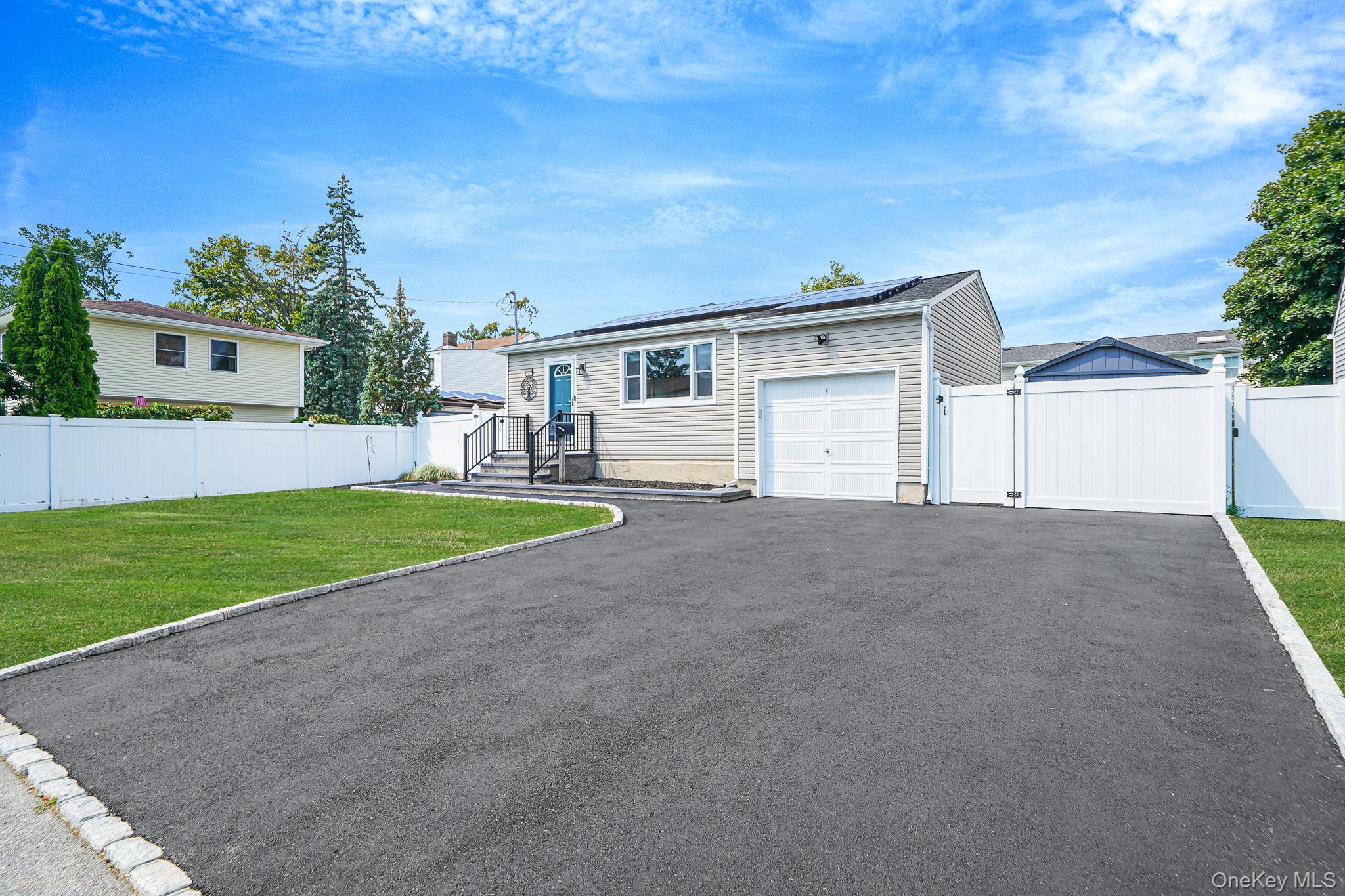 #1 photo, 369 Columbus Avenue, 东长岛 West Babylon , NY 11704