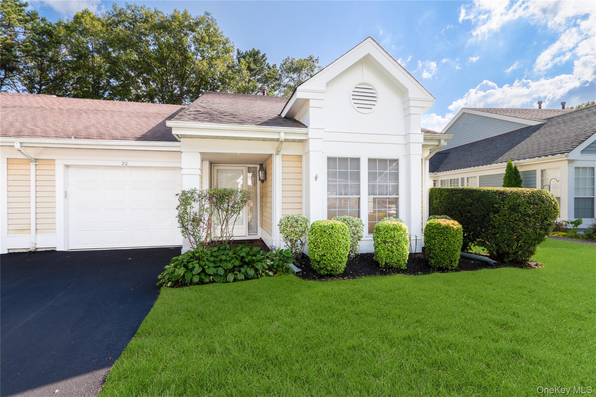 #1 photo, 20 Amagansett Court, サフォーク郡 Ridge , NY 11961