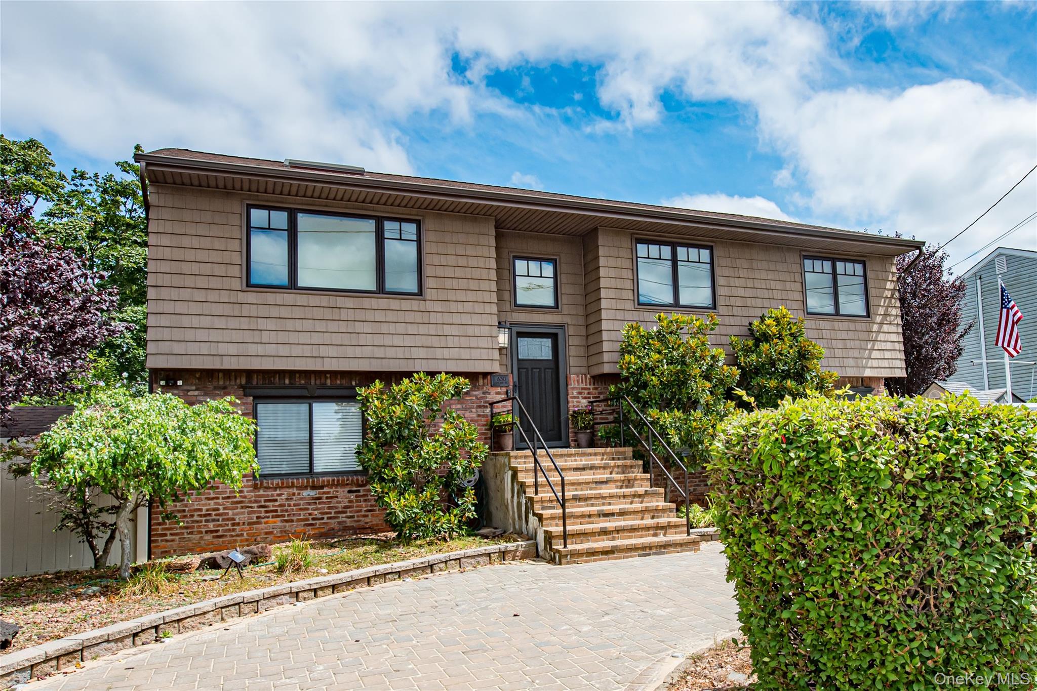 #1 photo, 630 Shore Road, सफ़ोक काउंटी Lindenhurst , NY 11757