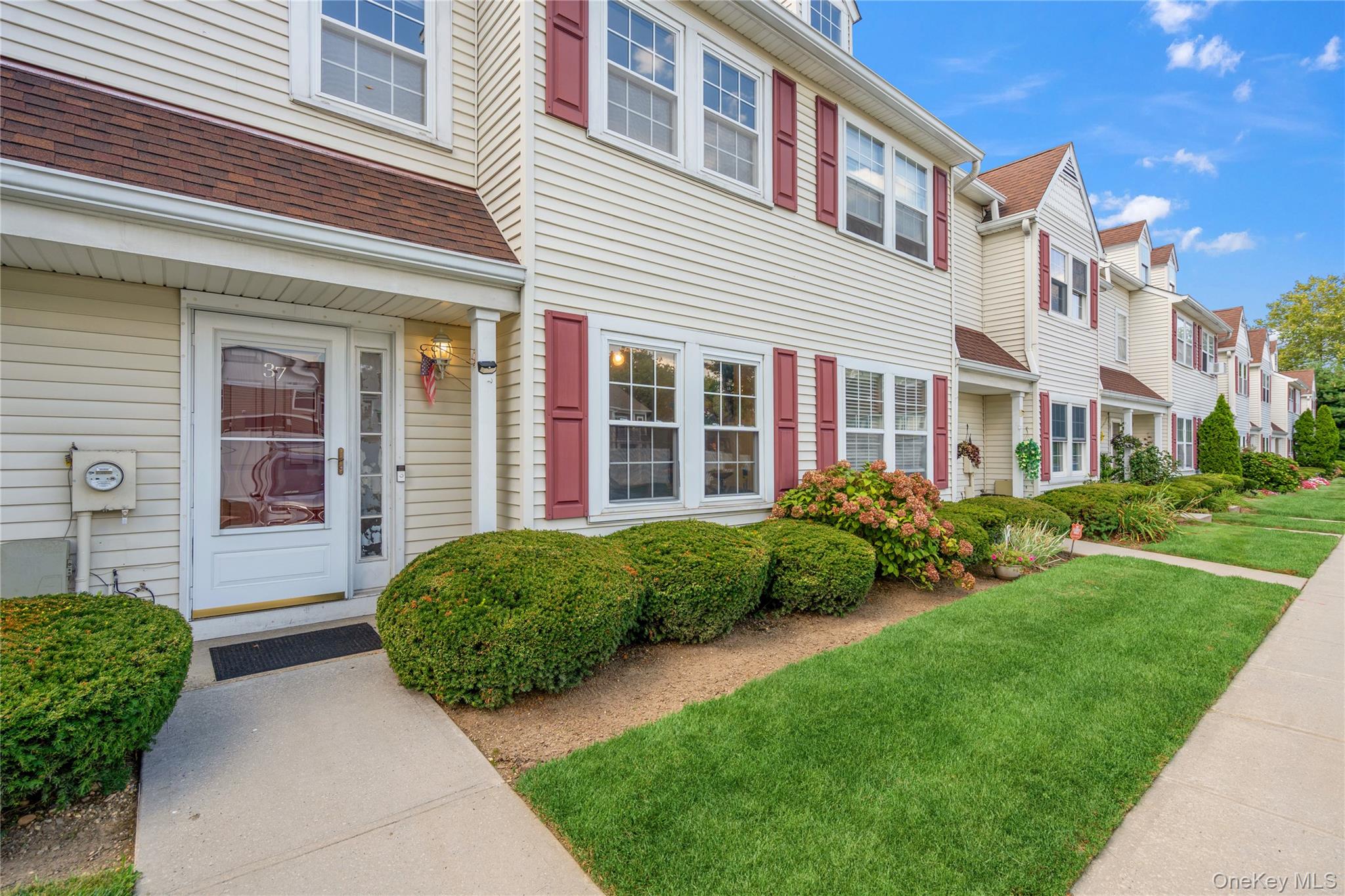 #2 photo, 37 Stratford Green, ナッソー郡 Farmingdale , NY 11735