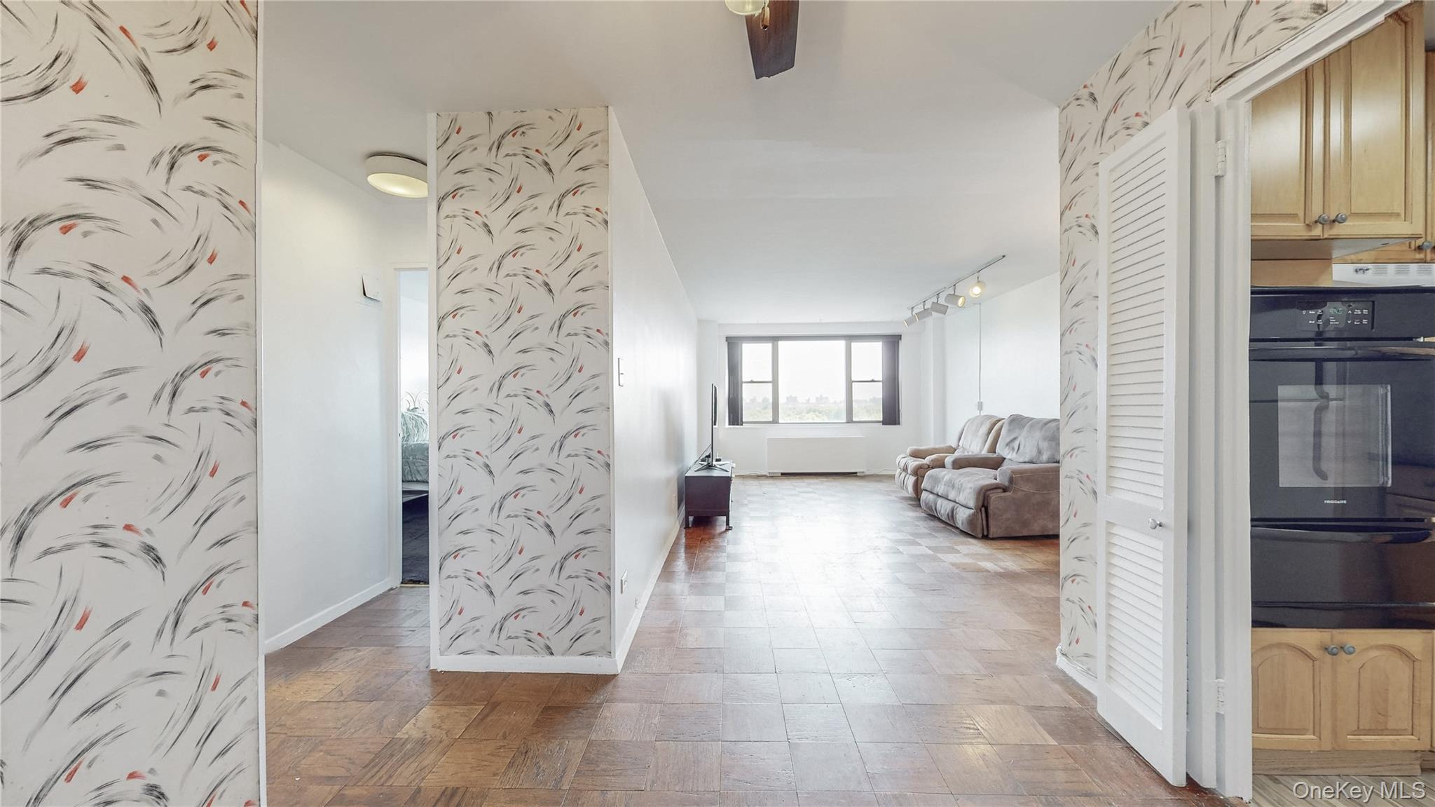 #5 photo, 61-20 Grand Central Parkway, クイーンズ区 Forest Hills , NY 11375