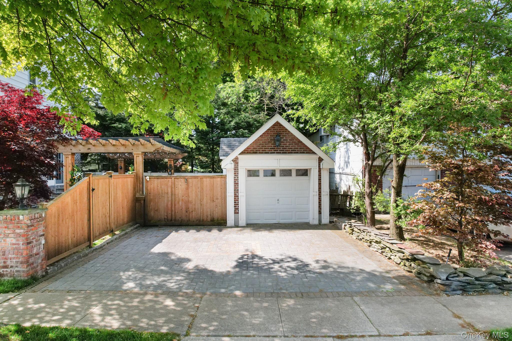 #6 photo, 29 W Henrietta Avenue, Oceanside , NY 11572