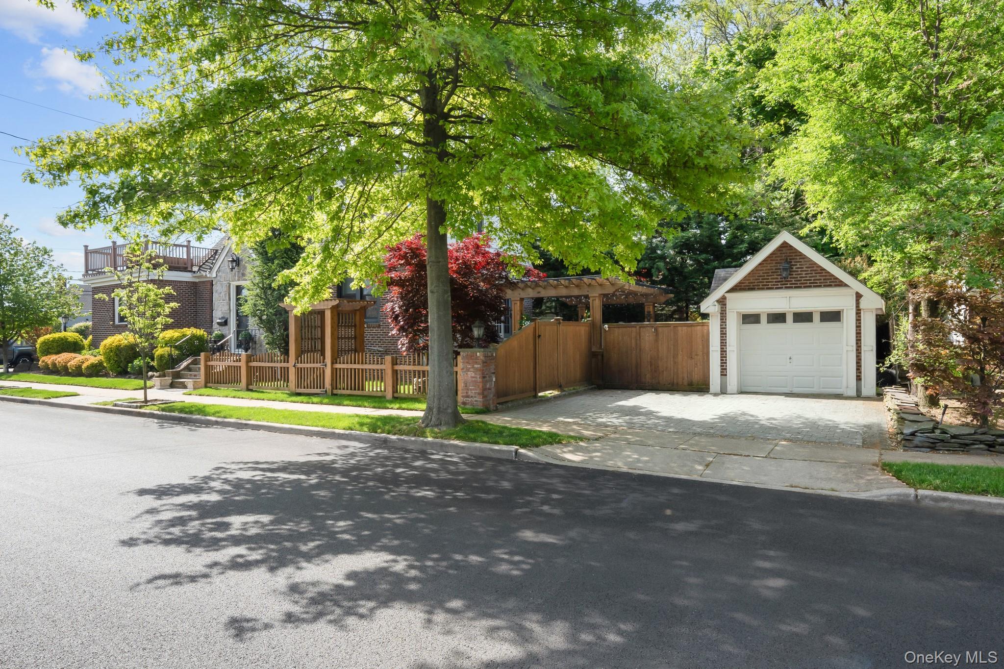 #8 photo, 29 W Henrietta Avenue, Oceanside , NY 11572