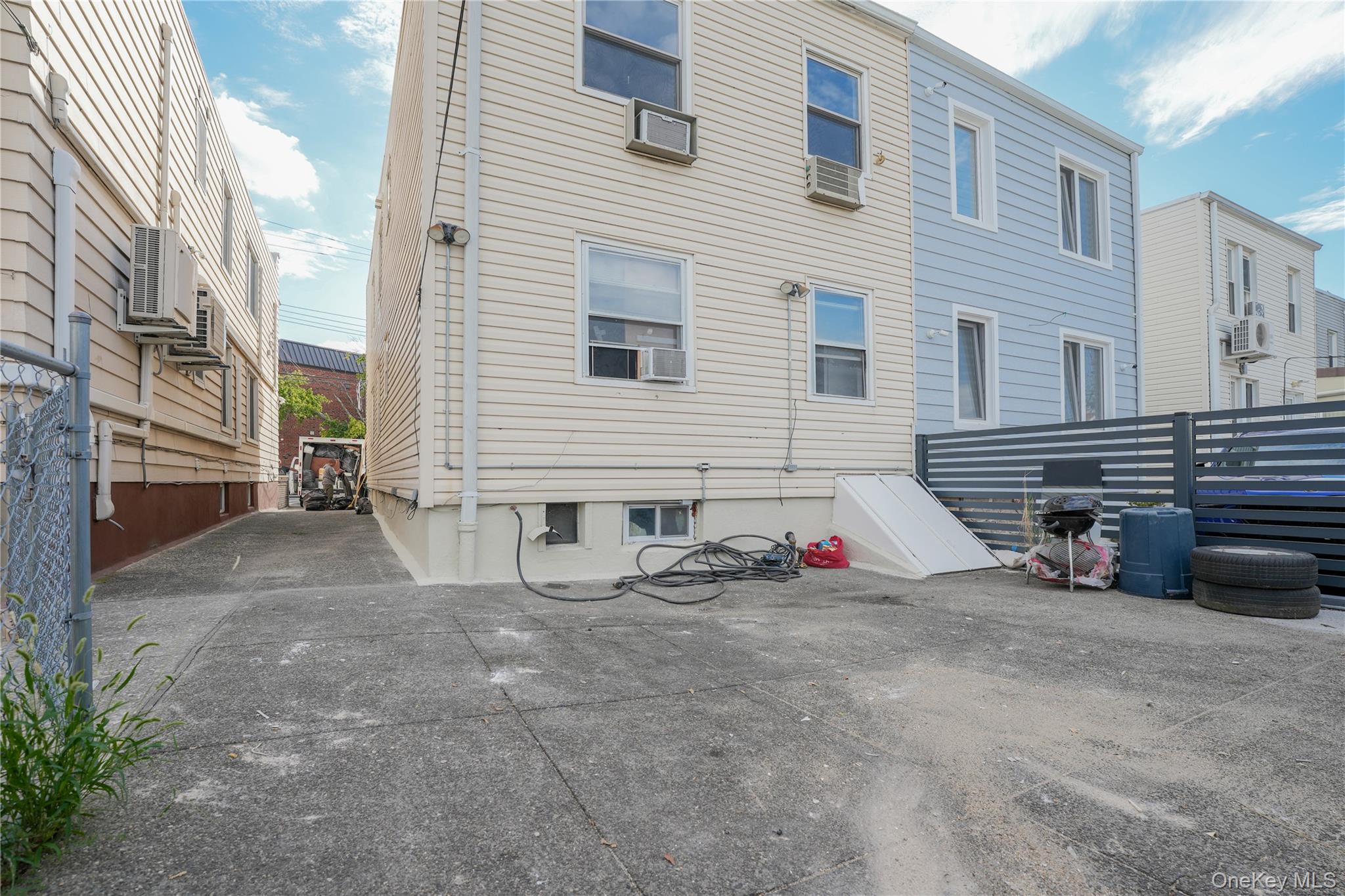 #11 photo, 6167 56th Street, クイーンズ区 Maspeth , NY 11378