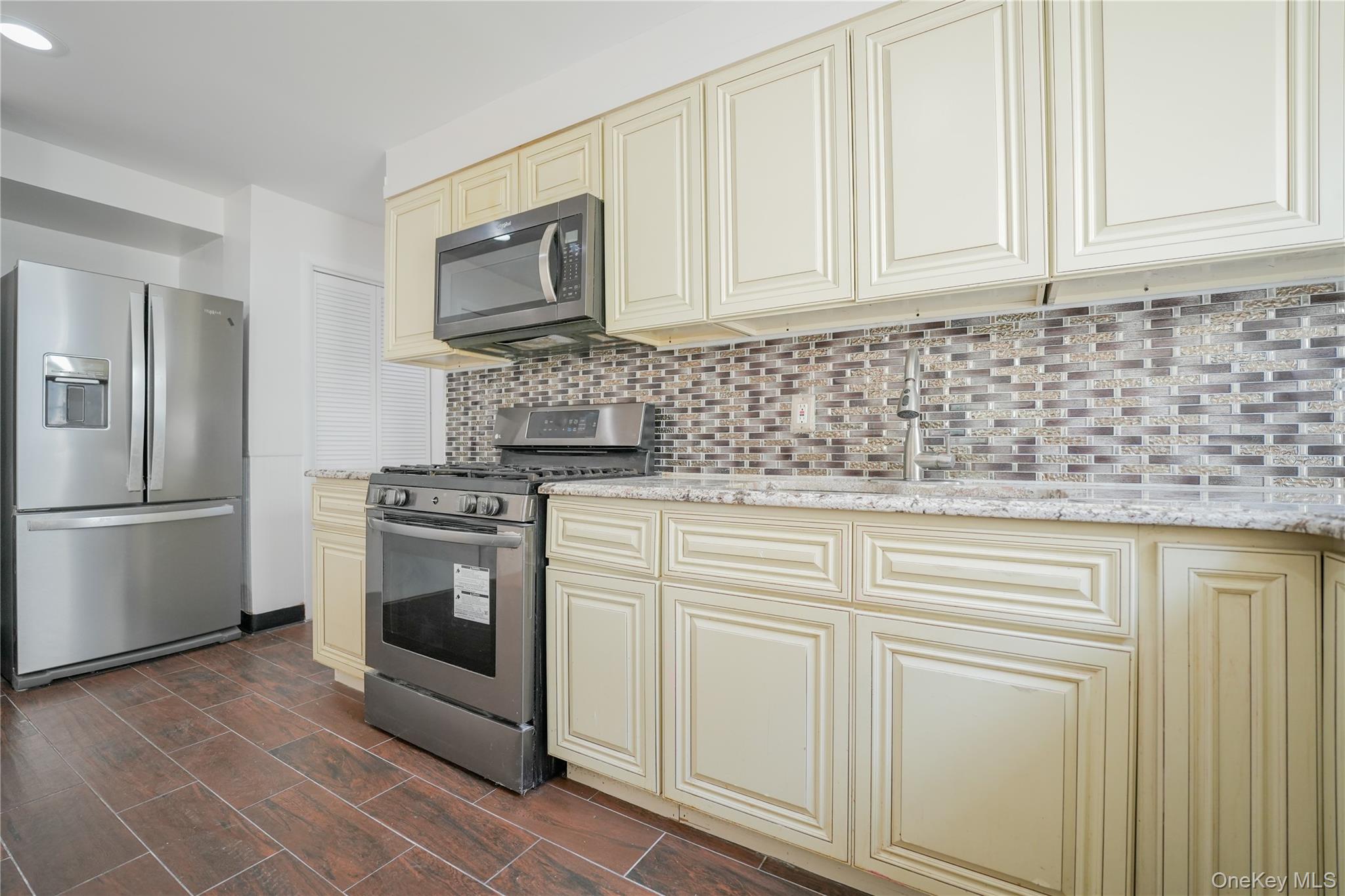 #13 photo, 6167 56th Street, クイーンズ区 Maspeth , NY 11378