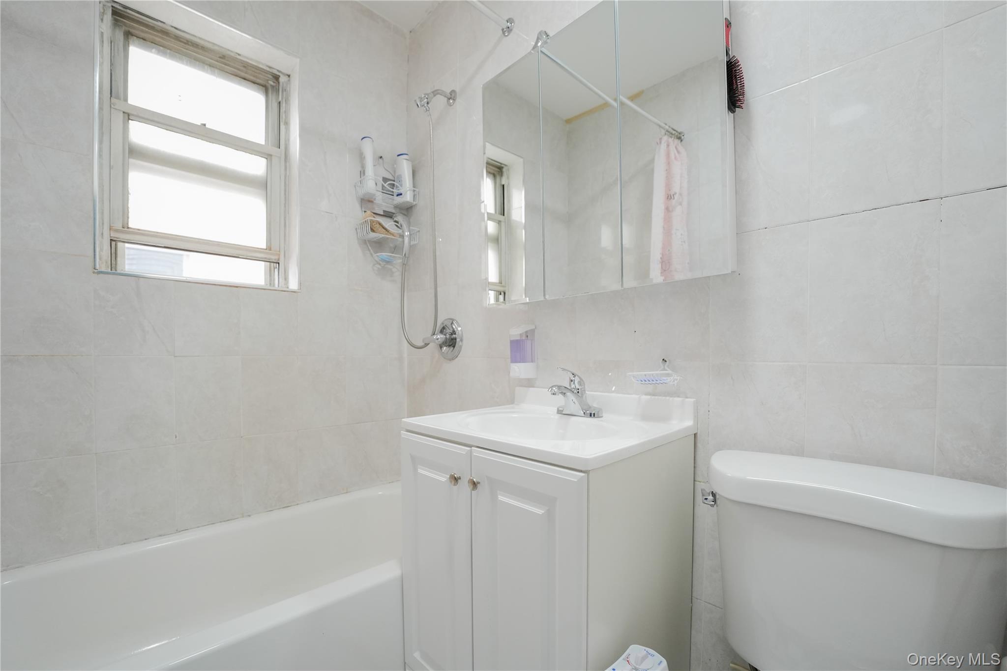 #7 photo, 6167 56th Street, クイーンズ区 Maspeth , NY 11378