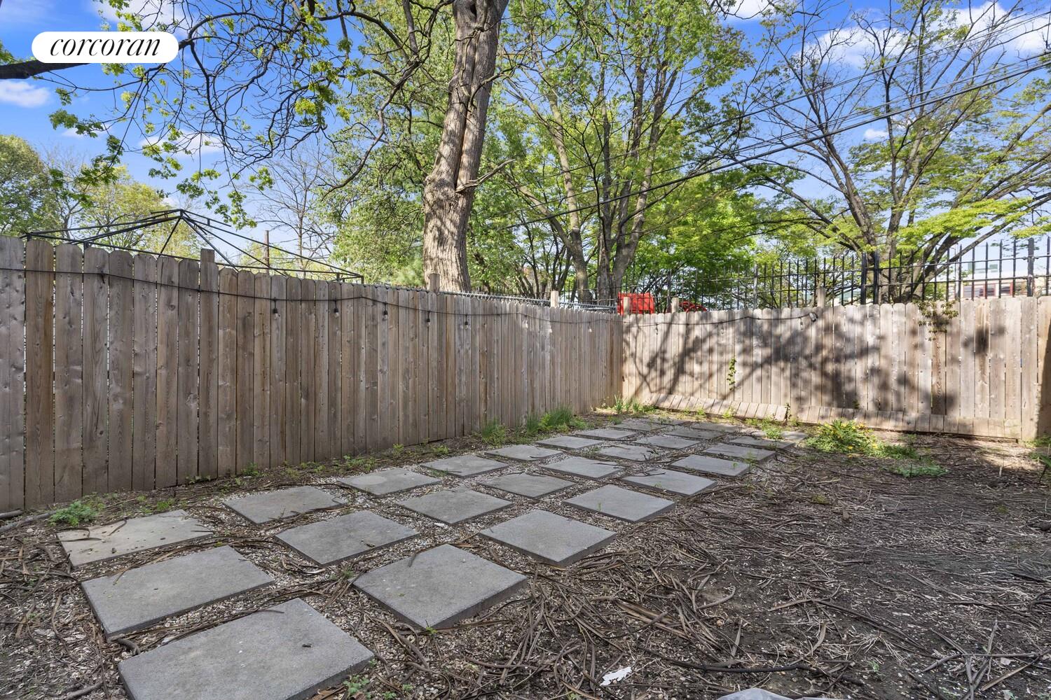 #15 photo, 297 HINSDALE Street, ブルックリン区 East New York , NY 11207