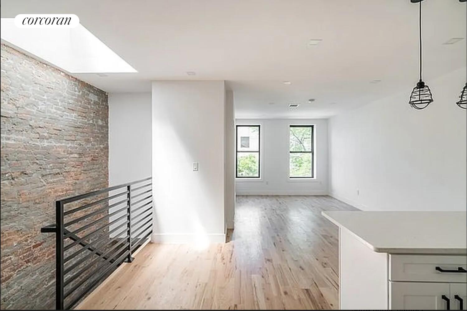 #3 photo, 297 HINSDALE Street, ブルックリン区 East New York , NY 11207