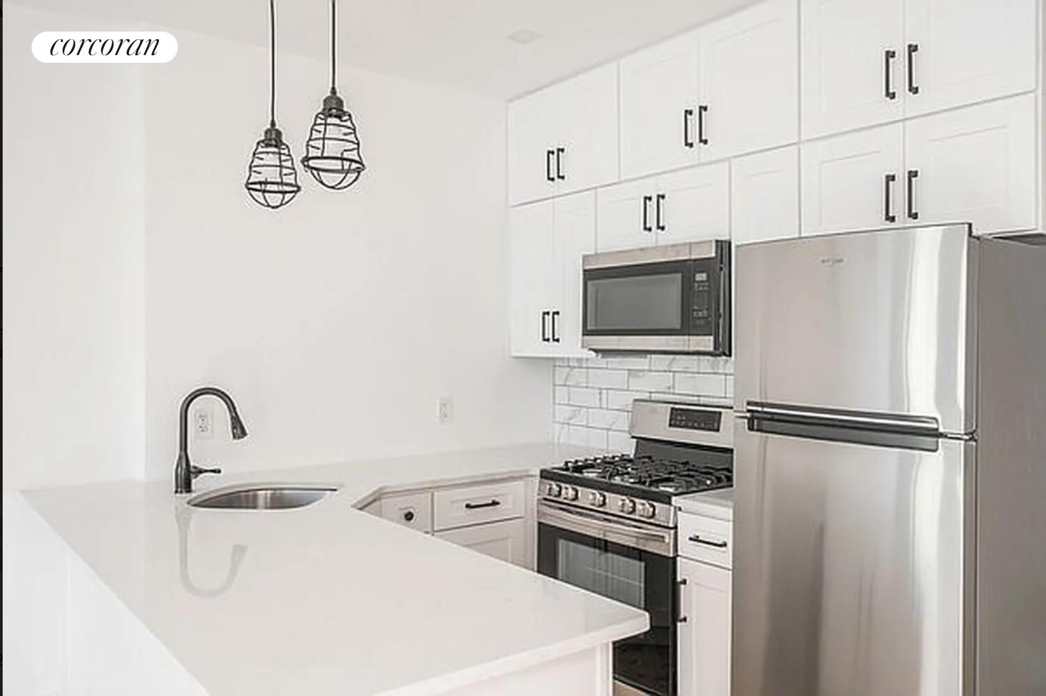 #4 photo, 297 HINSDALE Street, ブルックリン区 East New York , NY 11207