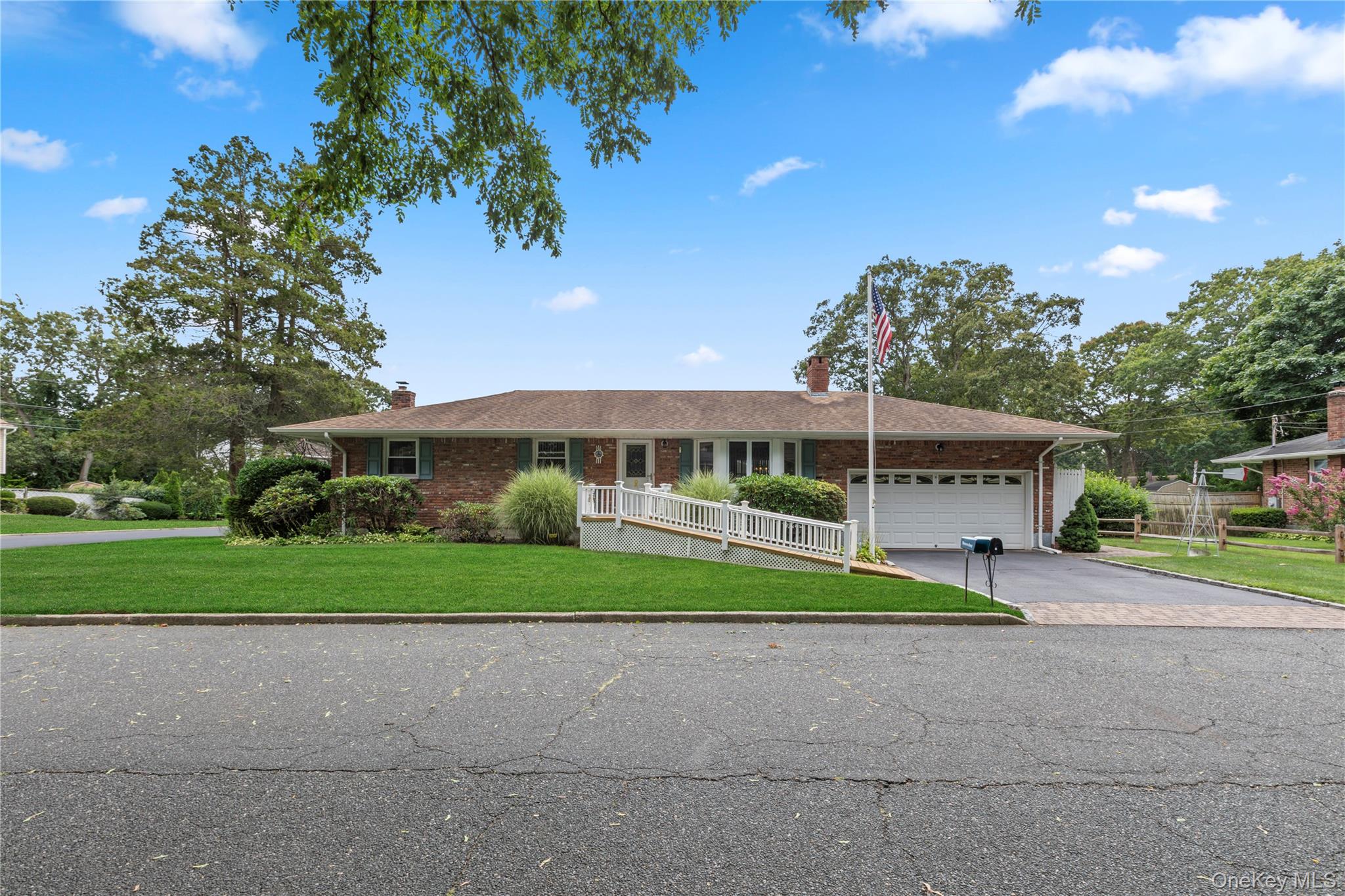 #1 photo, 18 Sterling Place, מחוז סאפוק Sayville , NY 11782