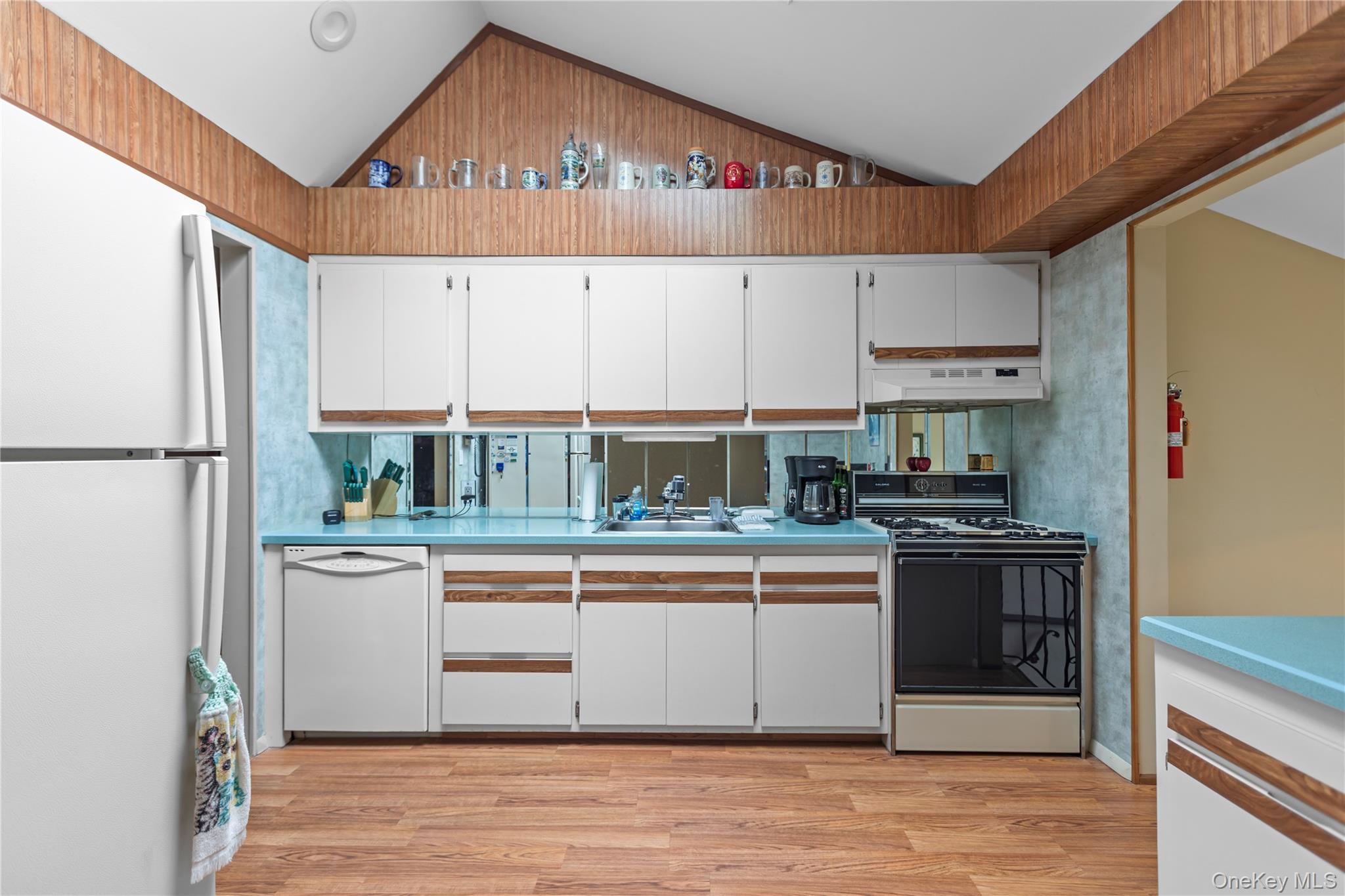 #12 photo, 18 Sterling Place, מחוז סאפוק Sayville , NY 11782