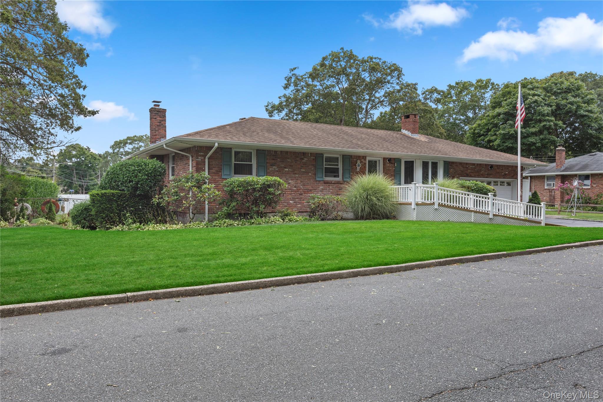 #2 photo, 18 Sterling Place, מחוז סאפוק Sayville , NY 11782