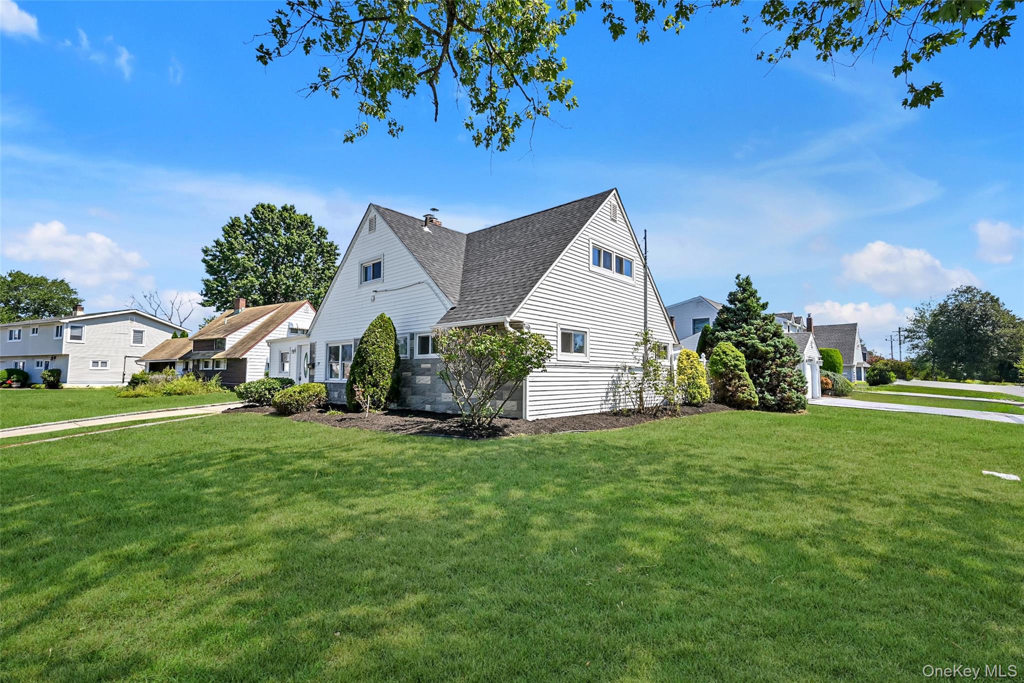 #2 photo, 77 Autumn Lane, ナッソー郡 Hicksville , NY 11801