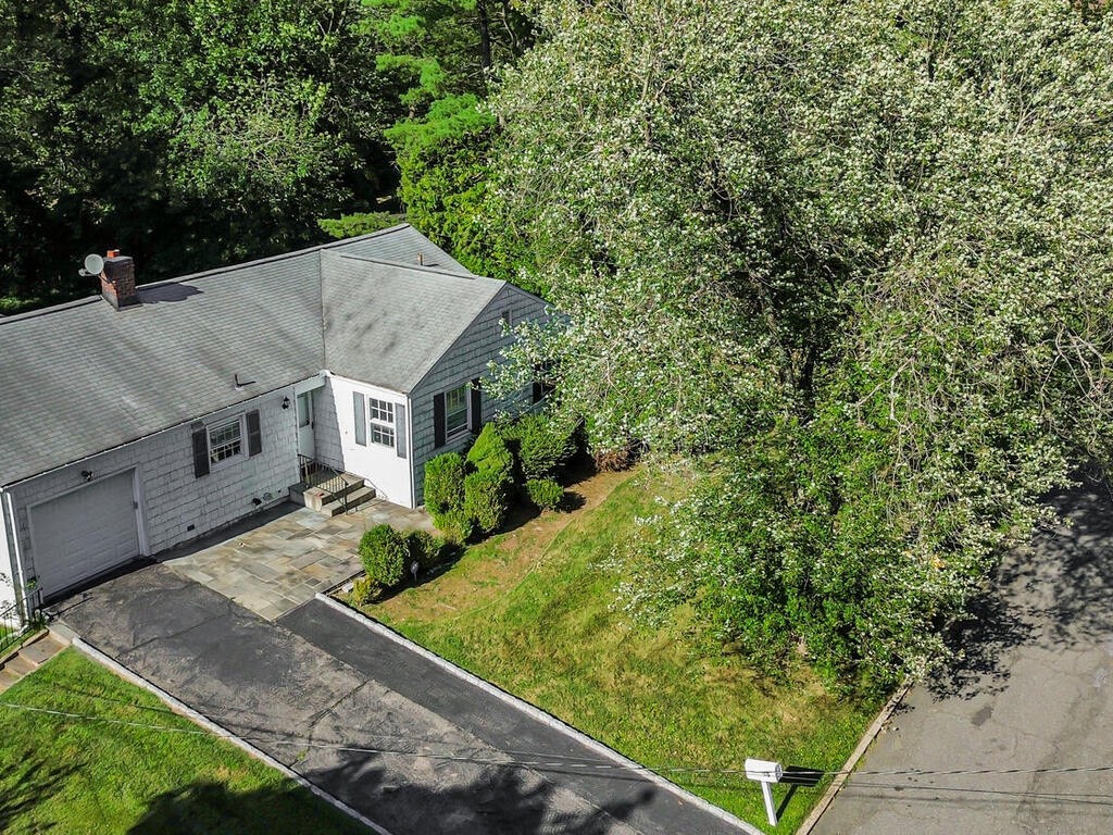 #7 photo, 90 Daisy Farms Dr, New Rochelle , NY 10804