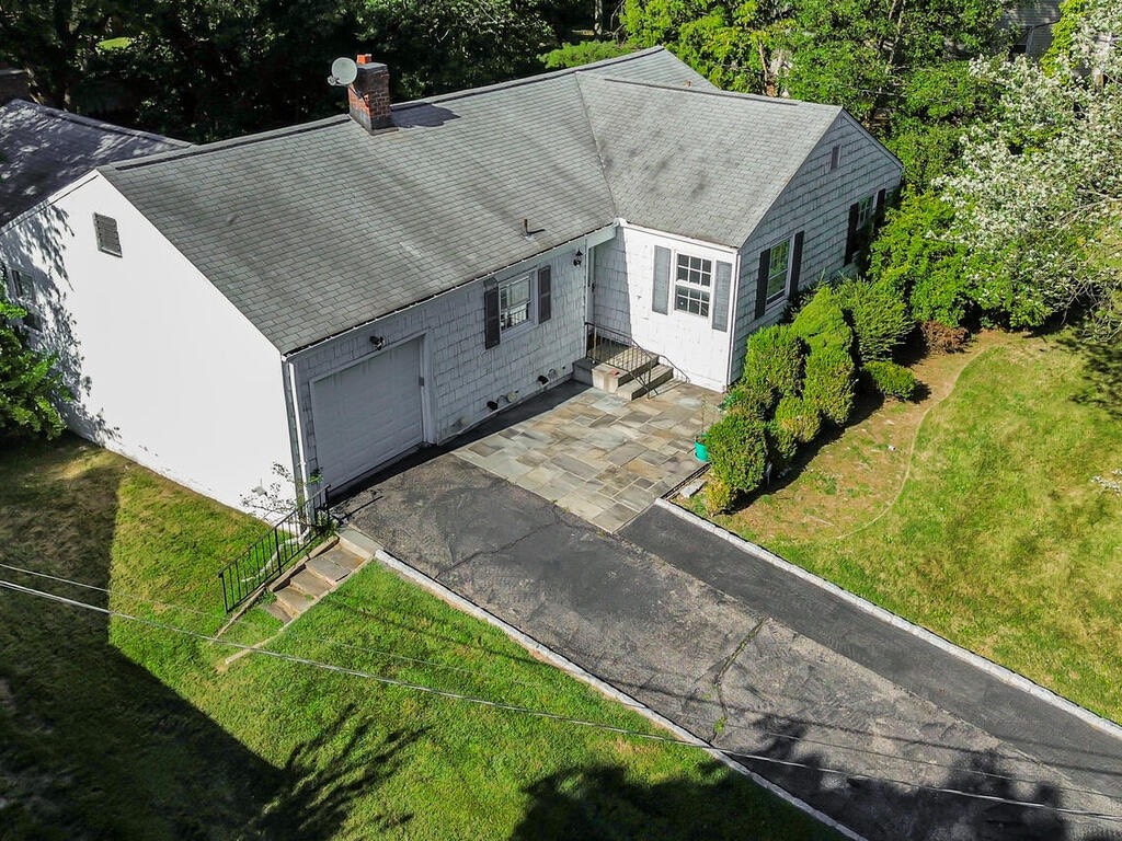 #8 photo, 90 Daisy Farms Dr, New Rochelle , NY 10804