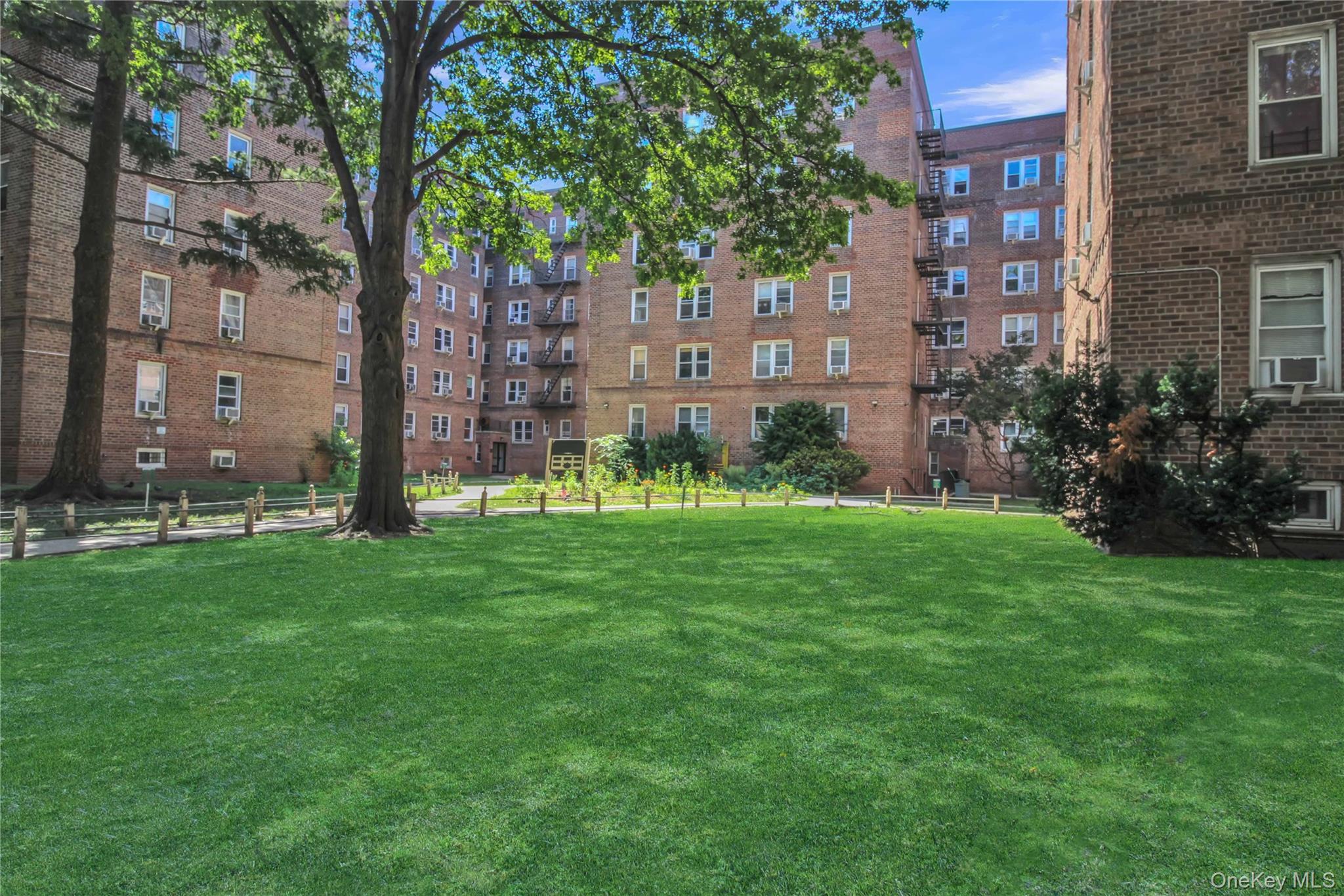 #18 photo, 3540 75th Street, クイーンズ区 Jackson Heights , NY 11372