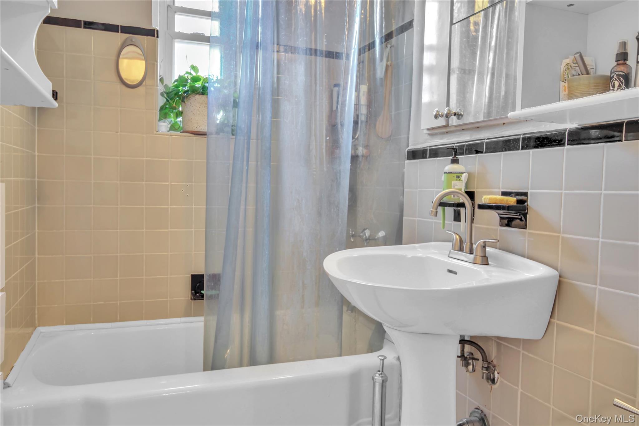 #9 photo, 3540 75th Street, クイーンズ区 Jackson Heights , NY 11372