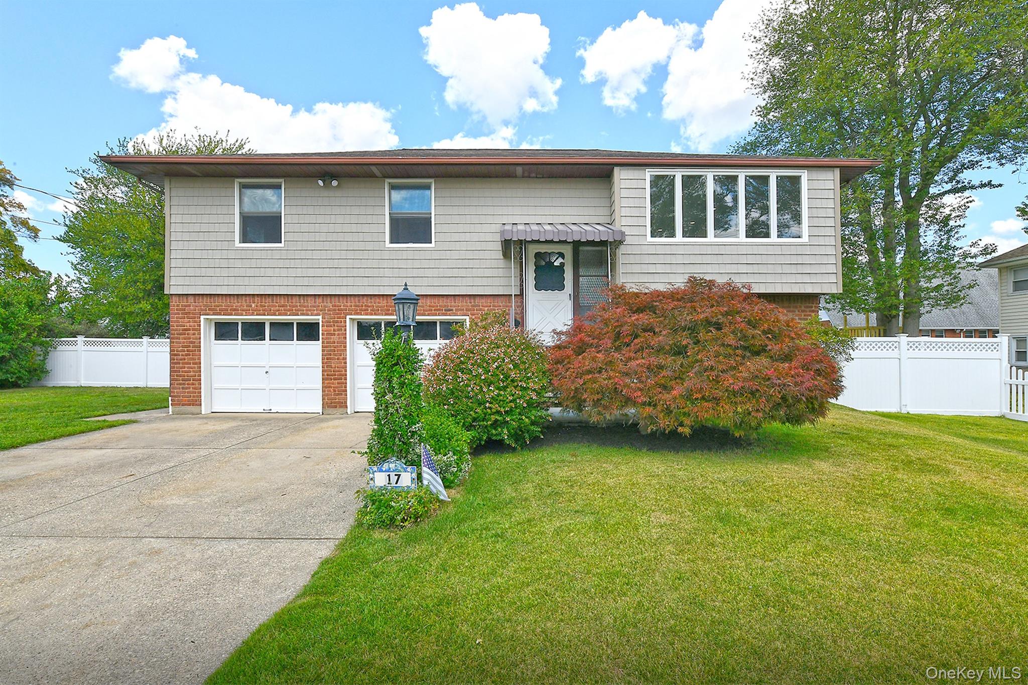 #1 photo, 17 Regent Street, हिक्सविले Hicksville , NY 11801