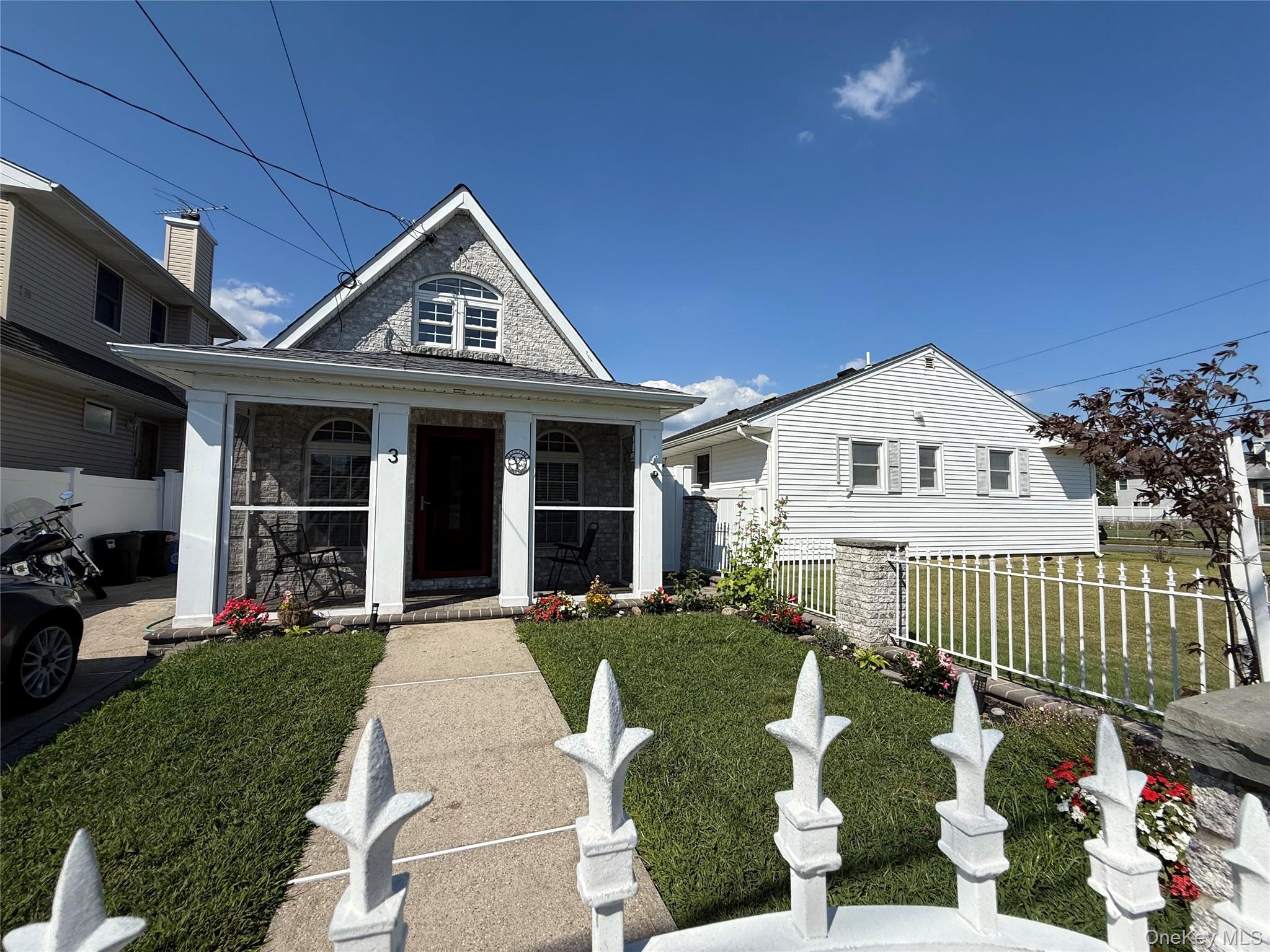 #1 photo, 3 Desoto Road, サフォーク郡 Amity Harbor , NY 11701