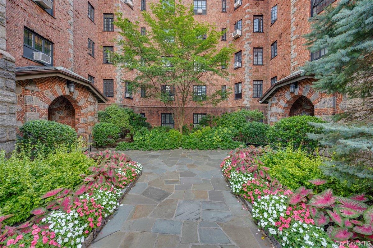 #2 photo, 45 Pondfield Road, ブロンクス区 Bronxville , NY 10708