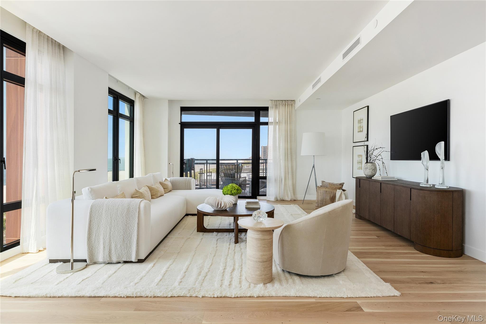 #1 photo, 140 Boardwalk, नासाउ काउंटी Long Beach , NY 11561