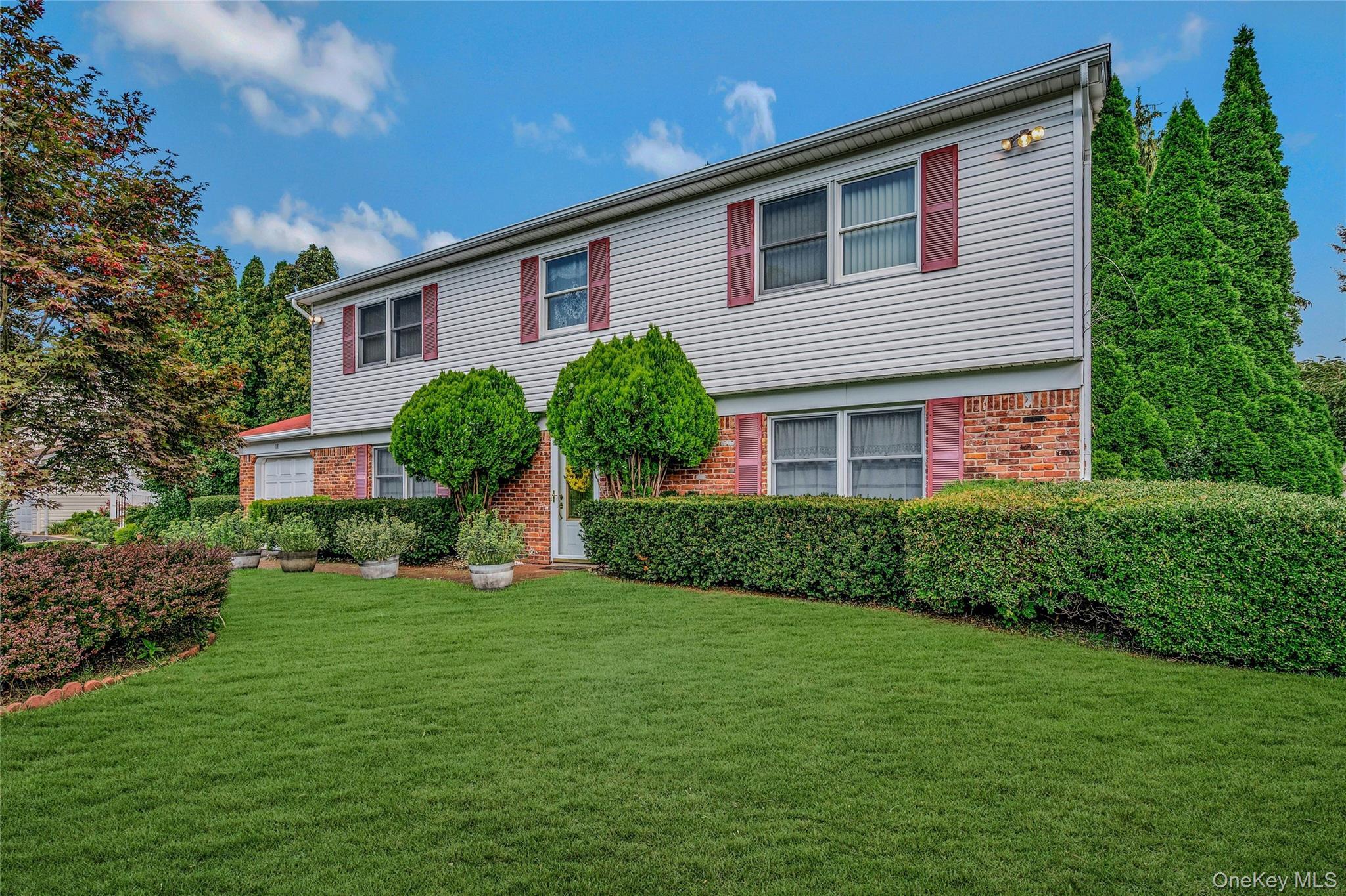 #1 photo, 18 Long Meadow Place, सफ़ोक काउंटी South Setauket , NY 11720